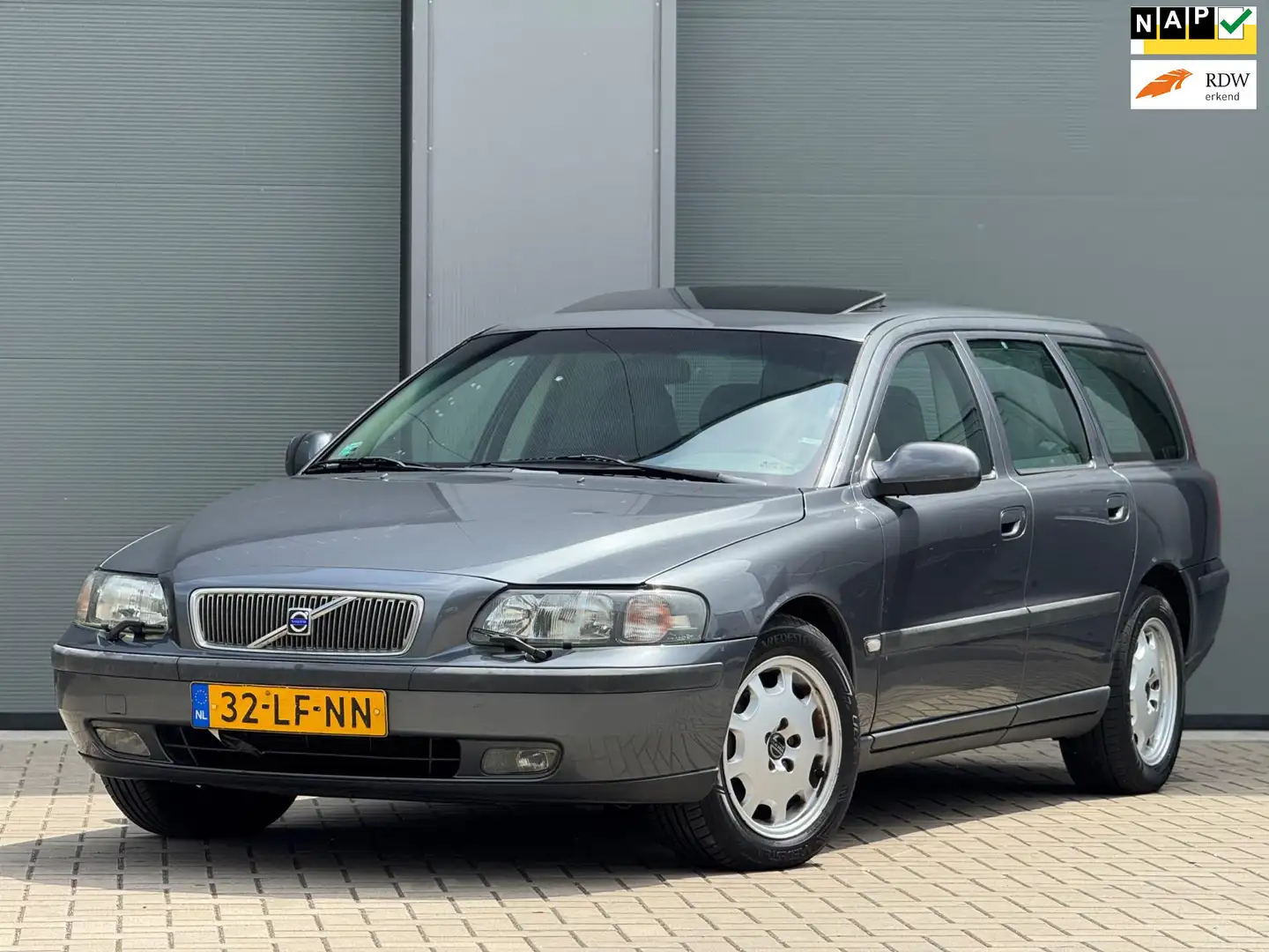 Volvo V70 2.4 Comfort Line | Automaat | Schuifdak | Leder sp Gris - 1