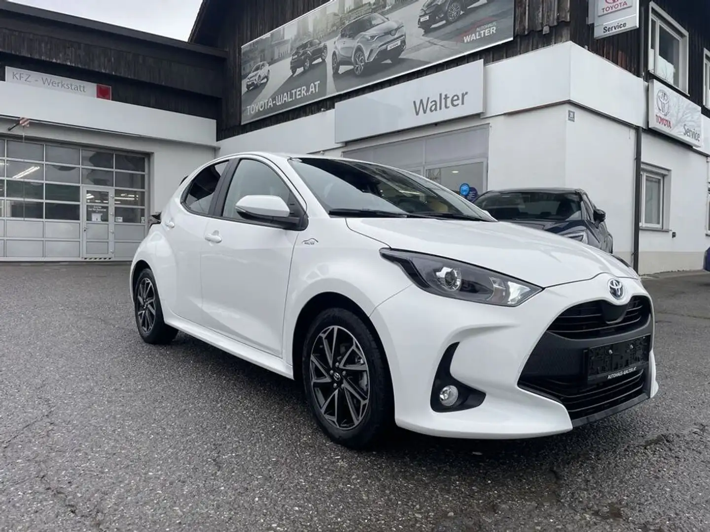 Toyota Yaris 1,5 VVT-i Hybrid Active Drive Weiß - 1
