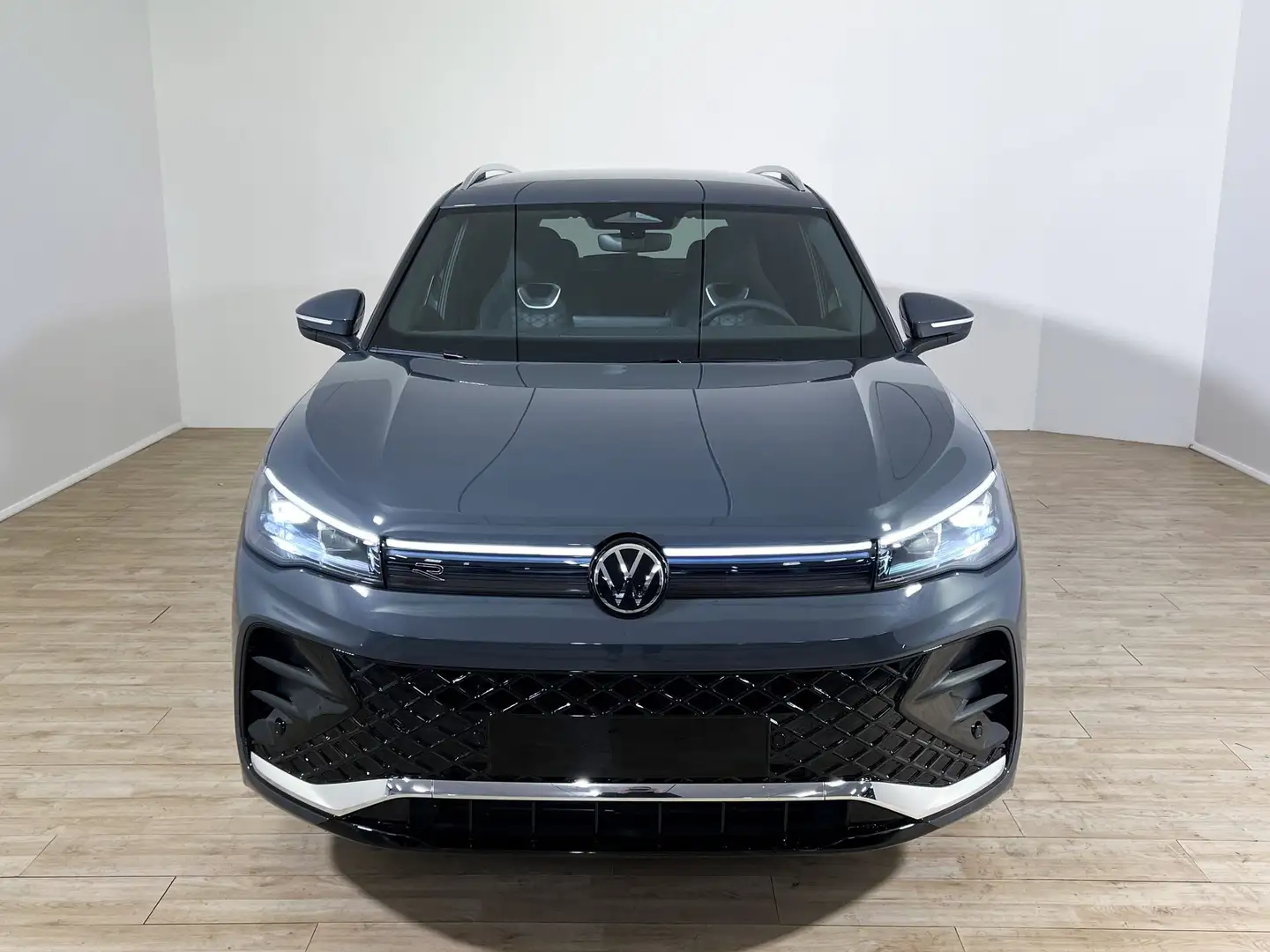 Volkswagen Tiguan Tiguan 1.5 eTSI 150 CV ACT DSG R-Line Grijs - 2