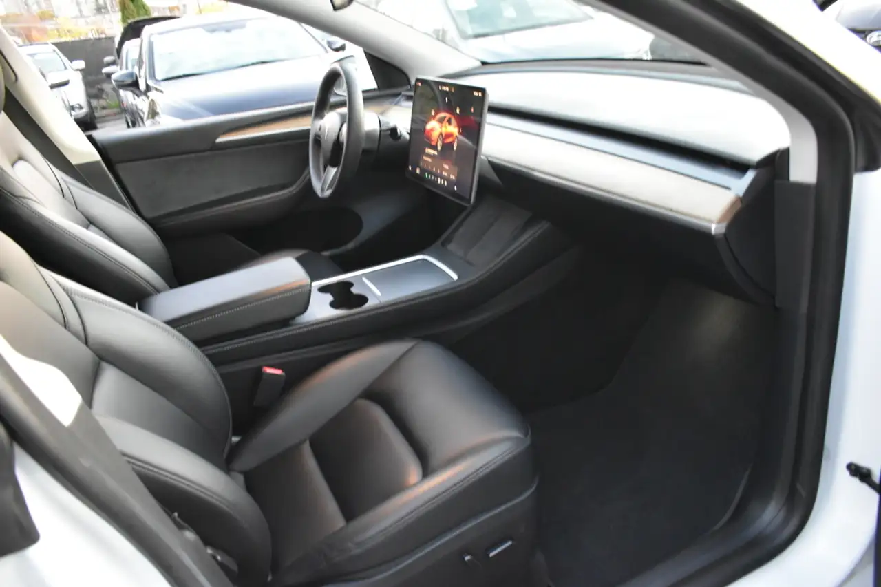Tesla Model Y снимка Tesla Model Y