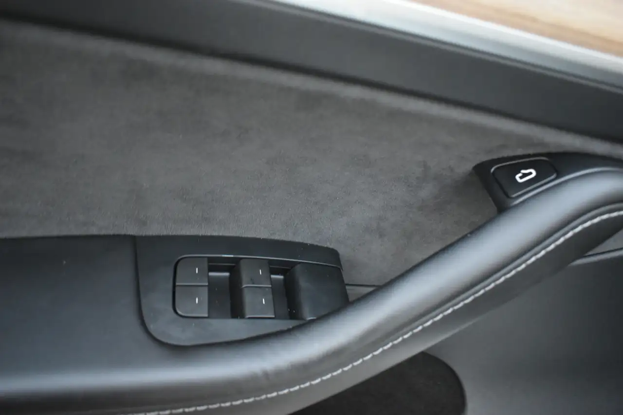 Tesla Model Y снимка Tesla Model Y