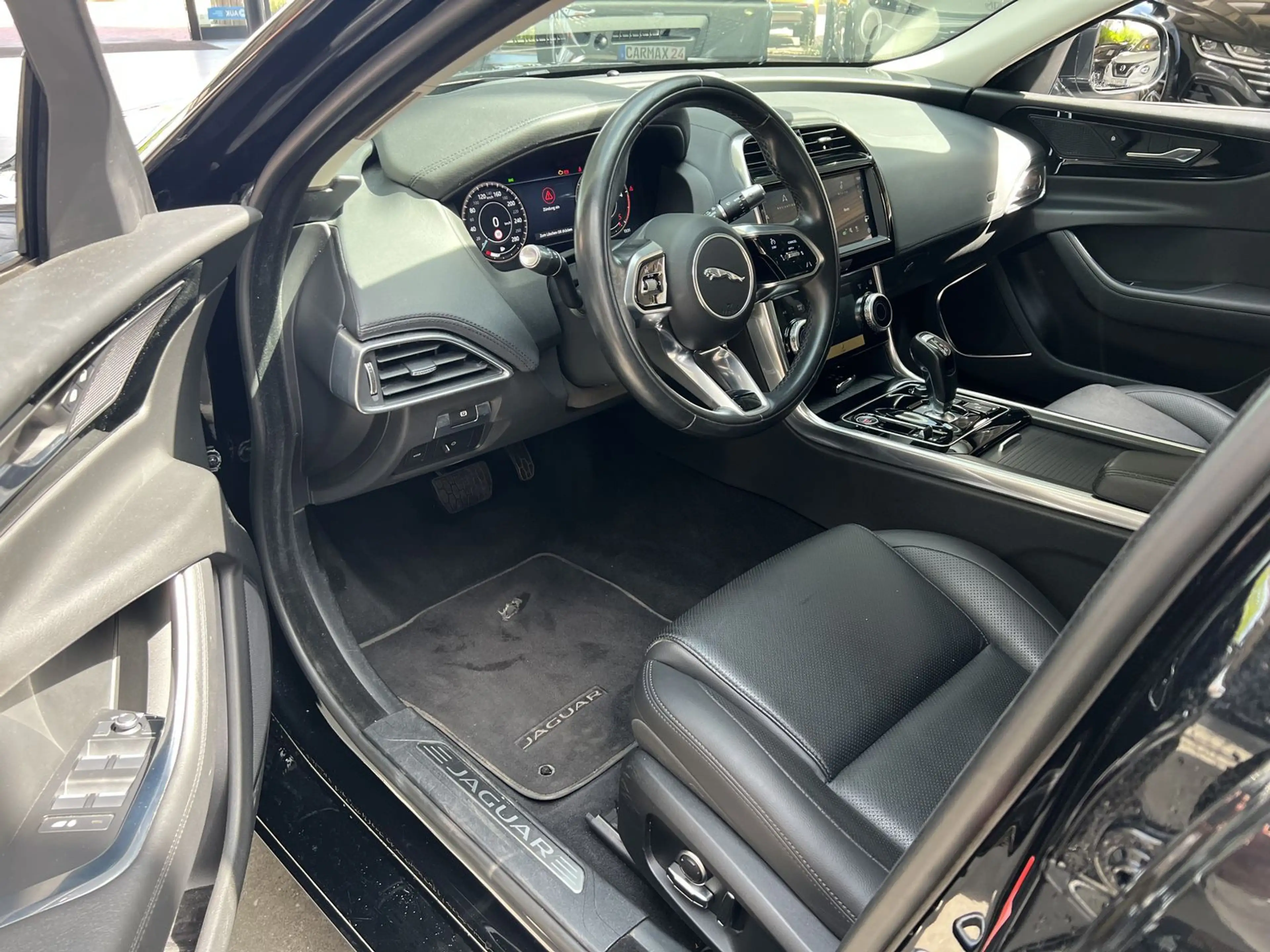Jaguar XE SE Mild-Hybrid 360° DAB+ CarPlay Ionisator — photo 8