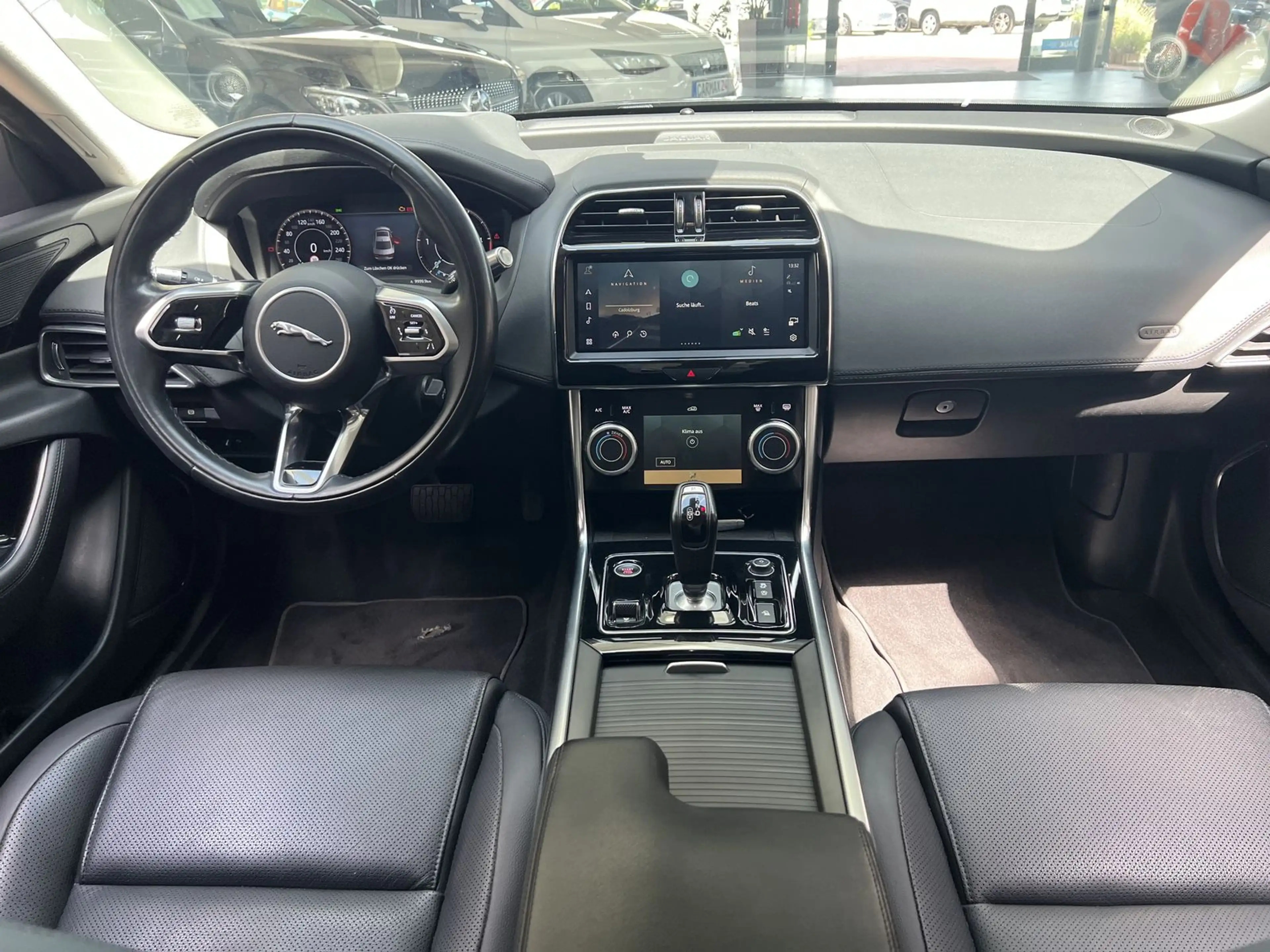 Jaguar XE SE Mild-Hybrid 360° DAB+ CarPlay Ionisator — photo 10