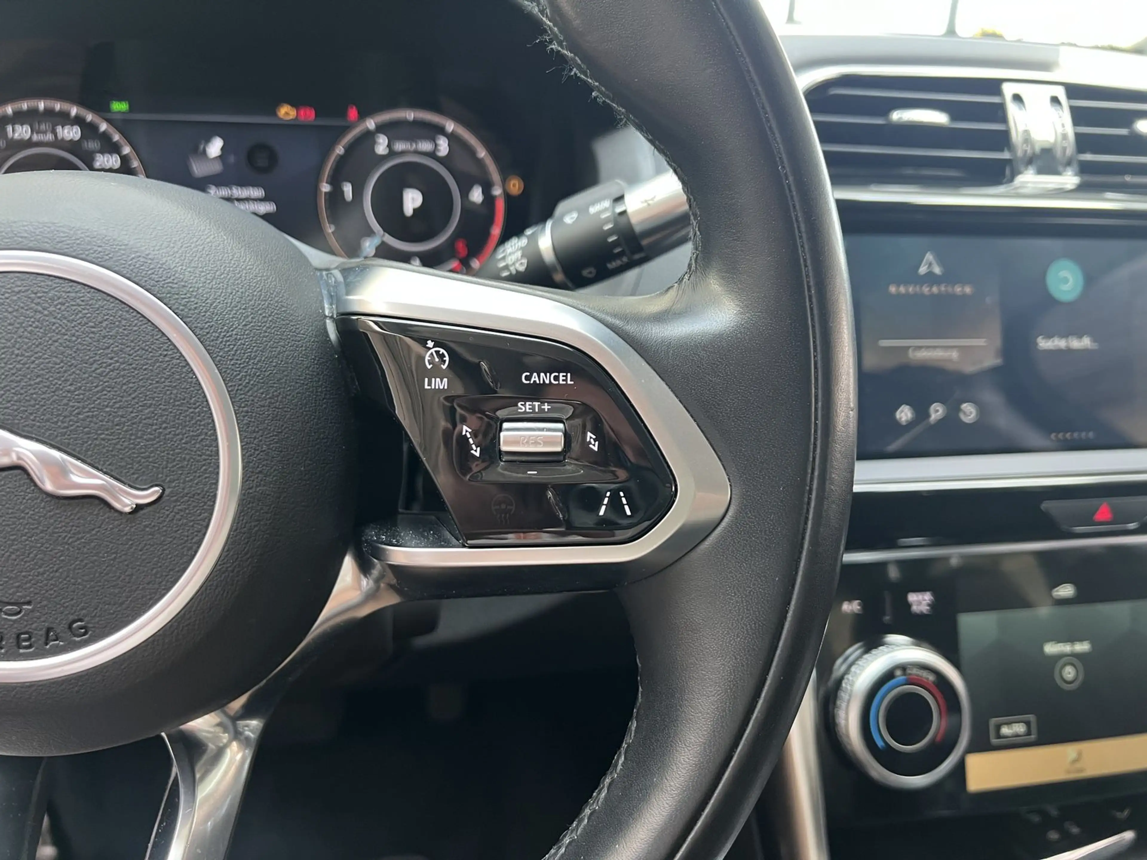 Jaguar XE SE Mild-Hybrid 360° DAB+ CarPlay Ionisator — photo 13