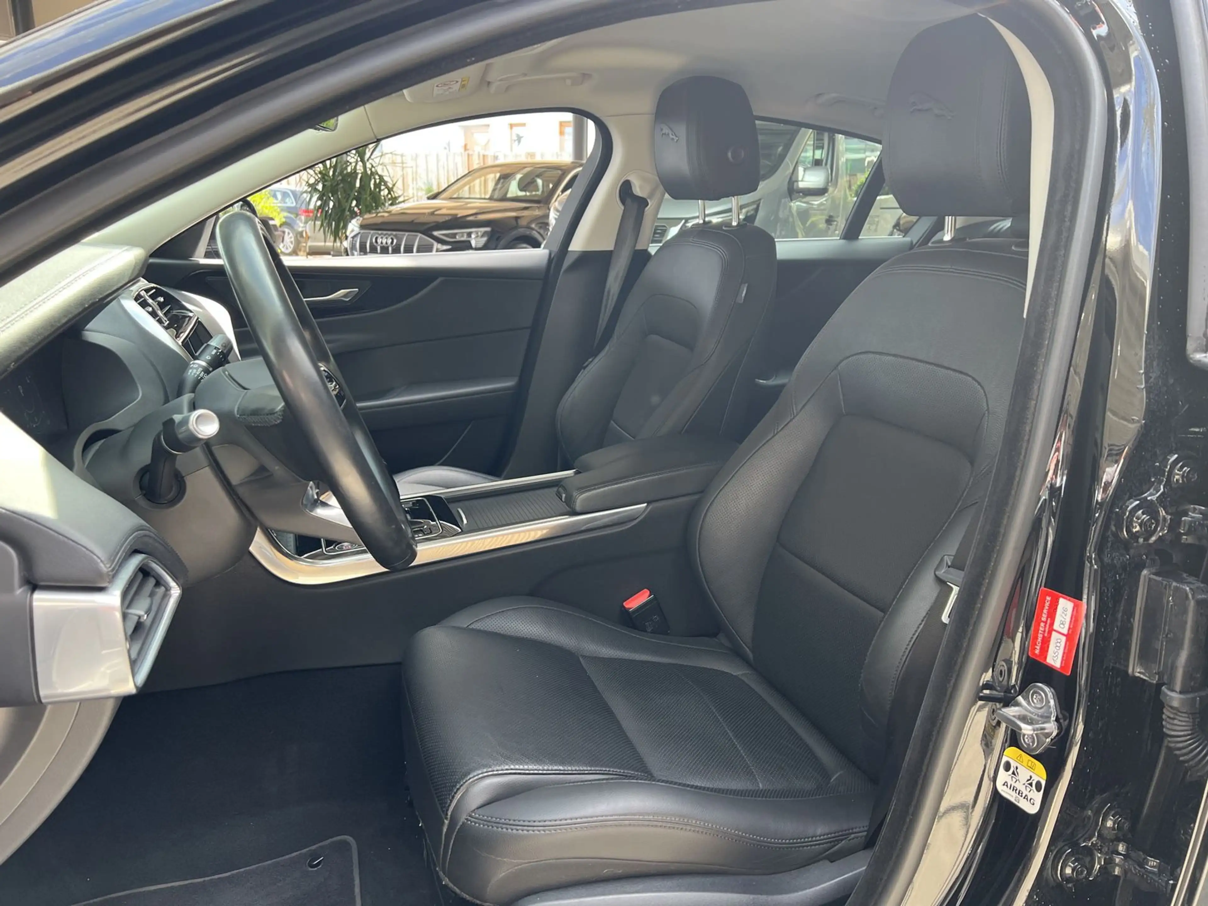 Jaguar XE SE Mild-Hybrid 360° DAB+ CarPlay Ionisator — photo 2