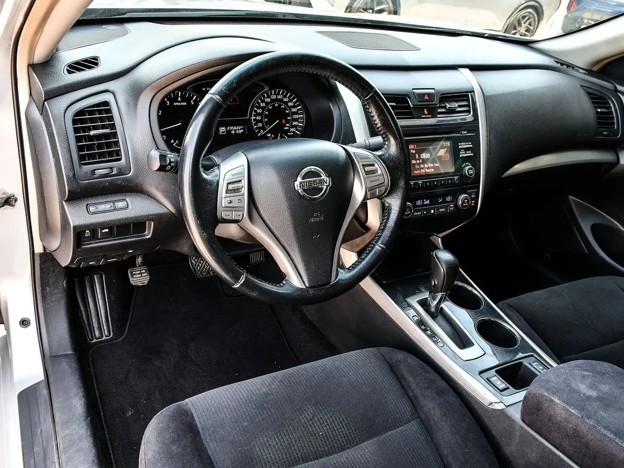 Nissan Altima снимка Nissan Altima