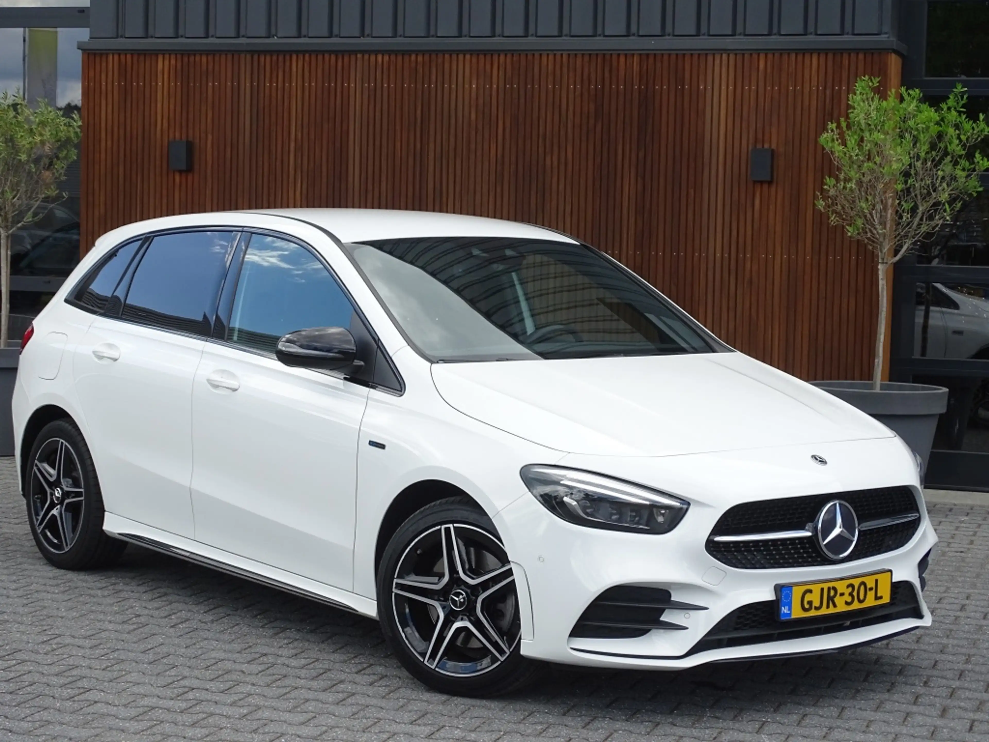 Mercedes-Benz B 250 250e 218PK automaat / AMG Line / 2021 / LED — photo 2