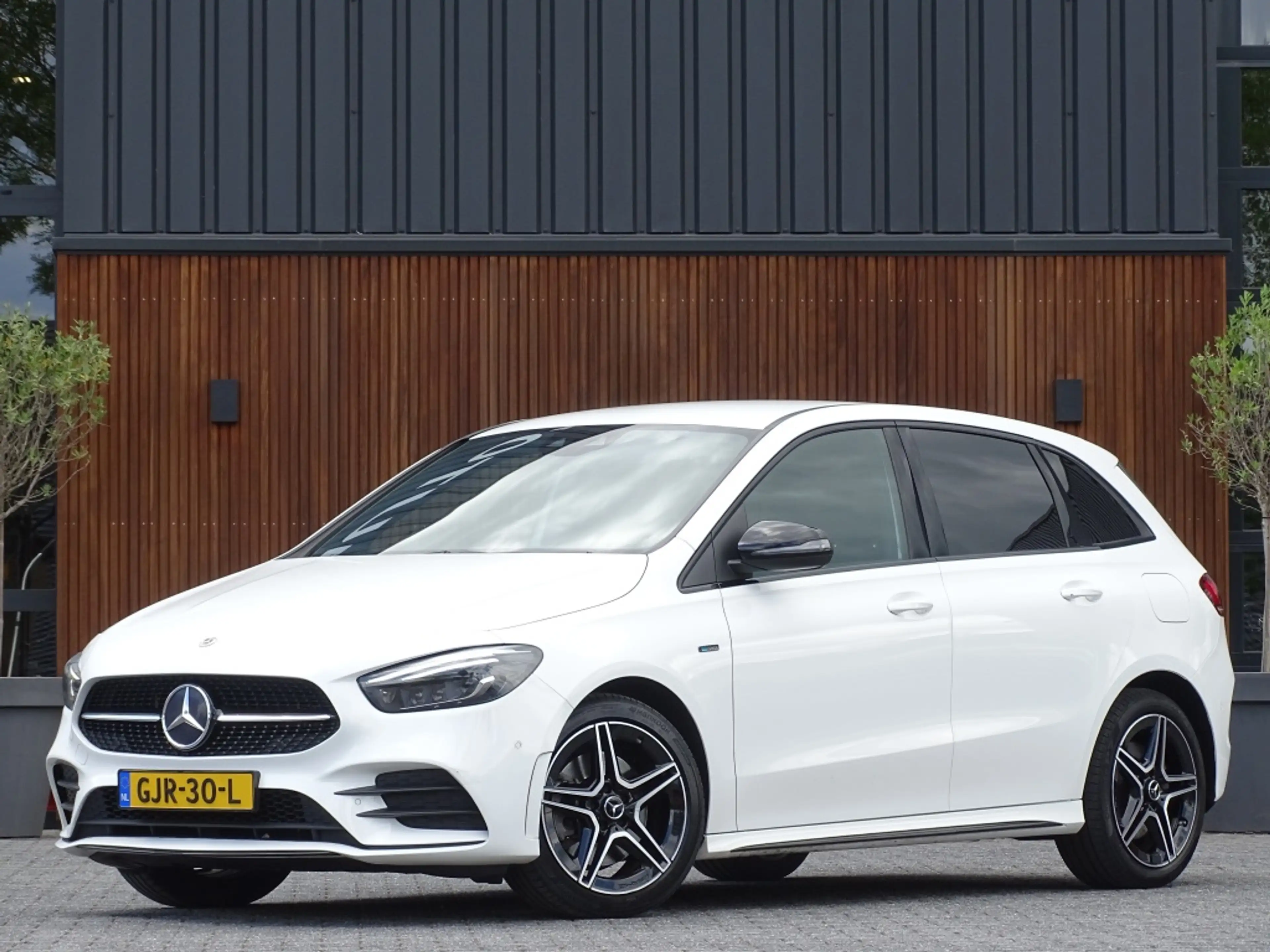Mercedes-Benz B 250 250e 218PK automaat / AMG Line / 2021 / LED