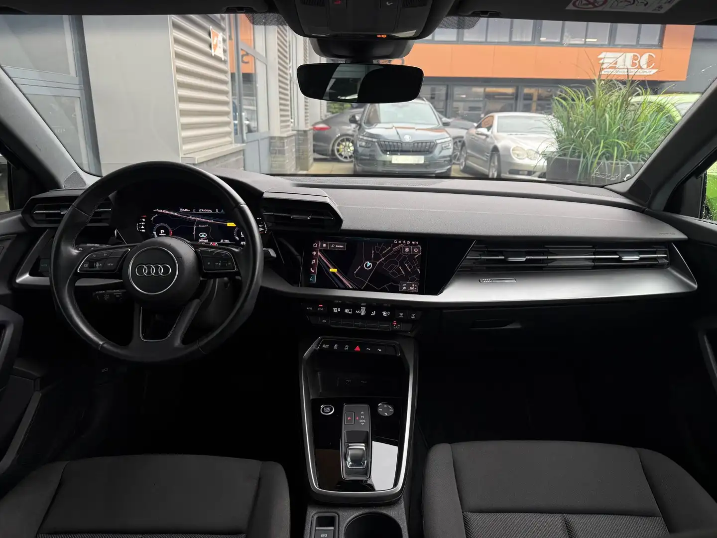Audi A3 Sportback 35 TFSI Business Navi Camera ACC Grijs - 2