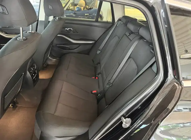 BMW 3 Series view 11