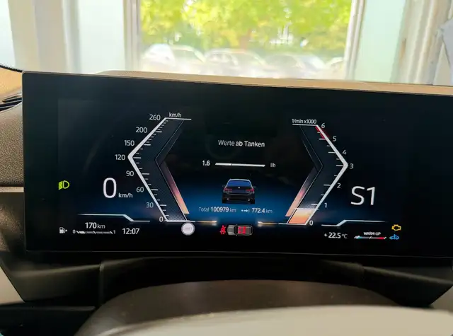 BMW 3 Series view 14