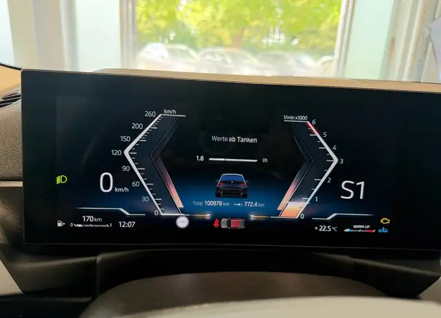 BMW 3 Series view 13