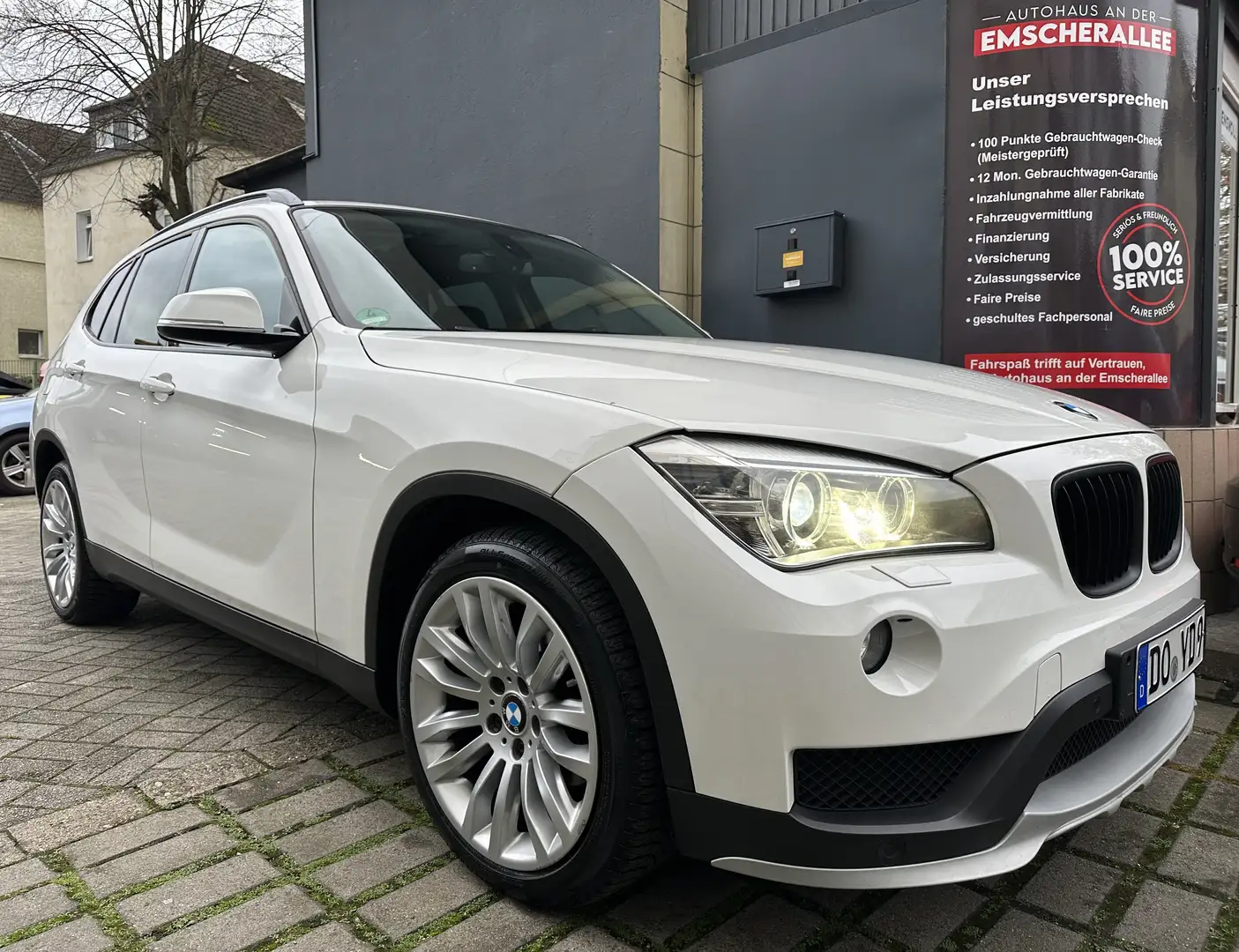 BMW X1 20d AUTOMATIK/X-DRIVE/NAVI/LEDER/XENON/LM18/AHK Weiß - 1