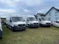  Keine Haftung für Tippfehler und Irrtümer!Ankauf,Finanzierung,Inzahlungnahme,Tausch von allen Fahrzeugen,zB US Cars,Oldtimer,Exoten,Boote,Land und Baumaschinen,alles anbieten!Auch Ablösung laufender Kredite!!!
Ablagefach oberhalb Frontscheibe, Airbag Beifahrerseite, Anhängerkupplung: Elektrik für Anhängersteckdose, Beifahreroptimierte Schaltkonsole (ohne Ablagefach Mittelkonsole rechts), Bodenbelag: Kunststoff im Lade-/Fahrgastraum, Fahrwerk: Stabilisierung Stufe I, Feststellbremse elektrisch, Hecktür (Öffnungswinkel 270 Grad), Kombiinstrument mit Farbdisplay, Kraftstofftank mit Falschbetankungsschutz, Kühlergrillrahmen Wagenfarbe, Lade-Paket Armaturentafel (USB-Anschlüsse und Steckdose 12V-Anschluß zusätzlich), Leitungskanal an Heckportal, Leitungskanal an Seitenwand, Markierungsleuchten seitlich, Multimediasystem MBUX (Touchscreen 7"), Reserverad in Fahrbereifung, Reserveradhalter unter Rahmenende inkl. Wagenheber, Rückfahrkamera, Scheibenwischer mit Regensensor, Sicherheitsgurt-System mit Warnanlage (Beifahrerseite), Sitze im Fahrerhaus: Beifahrerdoppelsitz, Sitze im Fahrerhaus: Fahrersitz heizbar, Sitze im Fahrerhaus: Fahrersitz Komfort, Tankdeckel rot, Trittstufe Hecktür, Verkleidung im Lade-/FG-Raum: Holz hoch (bis Dach), Verzurrschienen im Laderaum - Seitenwand an Brüstungsgurt, Verzurrschienen im Laderaum - Seitenwand an Dachrahmen, Vorderachse verstärkt, Wagenheber
Weitere Ausstattung:
3. Bremsleuchte, Adaptives Bremslicht, Airbag Fahrerseite, Antriebs-Schlupfregelung (ASR), Anzeige für Waschwasserstand, Außentemperaturanzeige, Bremsassistent, Dachverkleidung im Fahrerhaus, Einschaltautomatik für Fahrlicht, Einstiegsgriff für Schiebetür an Laderaumtrennwand, Elektr. Bremskraftverteilung (EBV), Fahrassistenz-System: Seitenwind-Assistent, Getriebe 6-Gang - FSG, Karosserie/Aufbau: Kasten Hochraum, Keyless-Start, Kindersicherung, Kommunikationsmodul (LTE) für digitale Dienste, Kraftstofftank: Haupttank 65 Ltr., Laderaumtrennwand durchgehend, Leuchtweitenregelung, LKW-Zulassung, Mercedes-Benz Notrufsystem, Motor 2,1 Ltr. - 105 kW CDI KAT, Radstand 3924 mm, Schadstoffarm nach Abgasnorm Euro 6, Schiebetür Lade-/Fahrgastraum rechts, SCR-System (AdBlue-Technologie), Sicherheitsgurt-System mit Warnanlage (Fahrerseite), Sitzbezug / Polsterung: Stoff, Stahlfelgen 6,5x16, Vlies-Batterie 70 Ah, Wartungsintervall-Anzeige Assyst, Zul. Gesamtgewicht 3,50 t!
Bevorzugt an Handel,Export und Gewerbe!!![ Keine Haftung für Tippfehler und Irrtümer!Ankauf,Finanzierung,Inzahlungnahme,Tausch von allen Fahrzeugen,zB US Cars,Oldtimer,Exoten,Boote,Land und Baumaschinen,alles anbieten!Auch Ablösung laufender Kredite!!!
Preisbewertung
Leasing
Versicherung
![