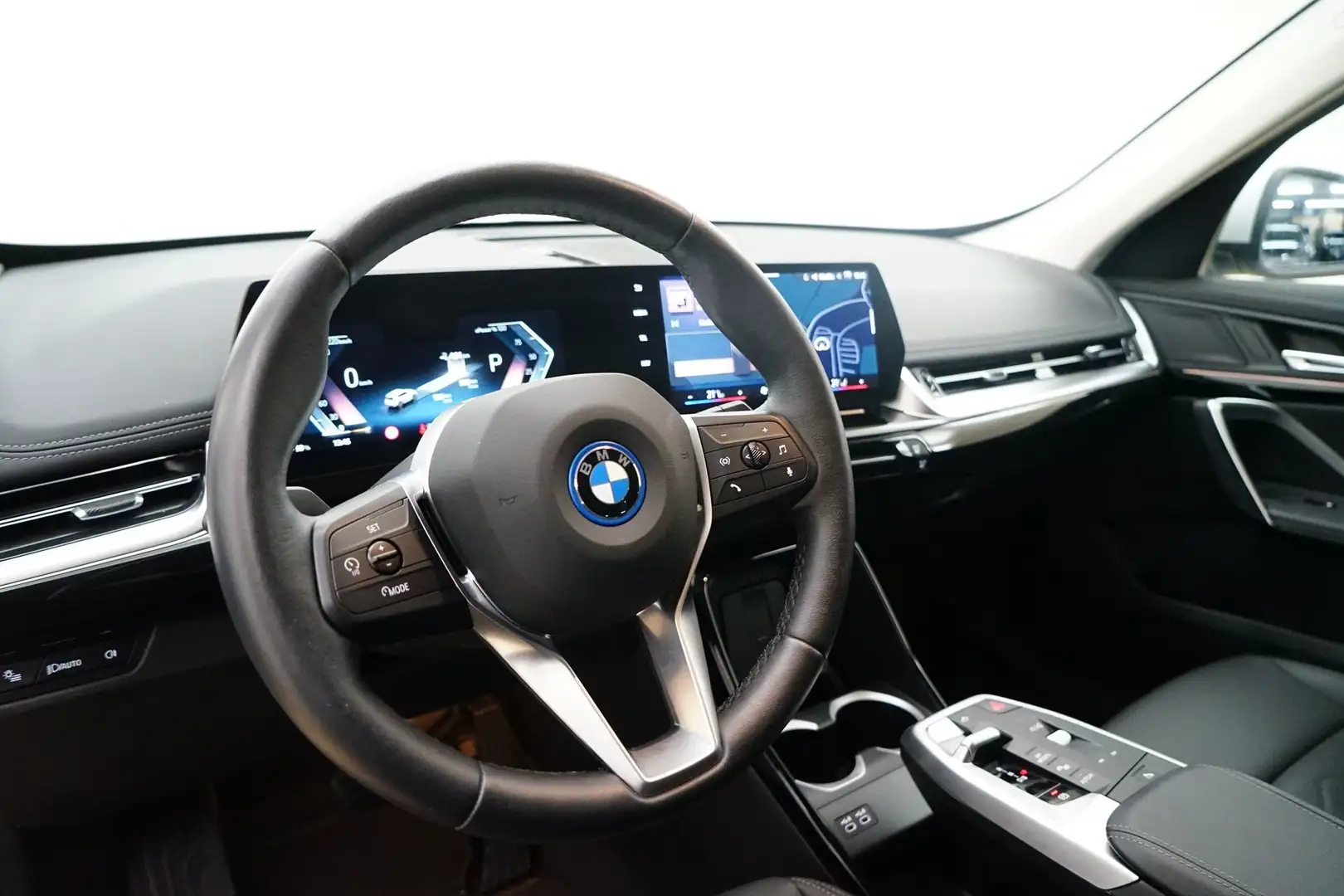 BMW iX1 xDrive30 [xLine, RFK, SHZ, Anhängerkupplung] Weiß - 2