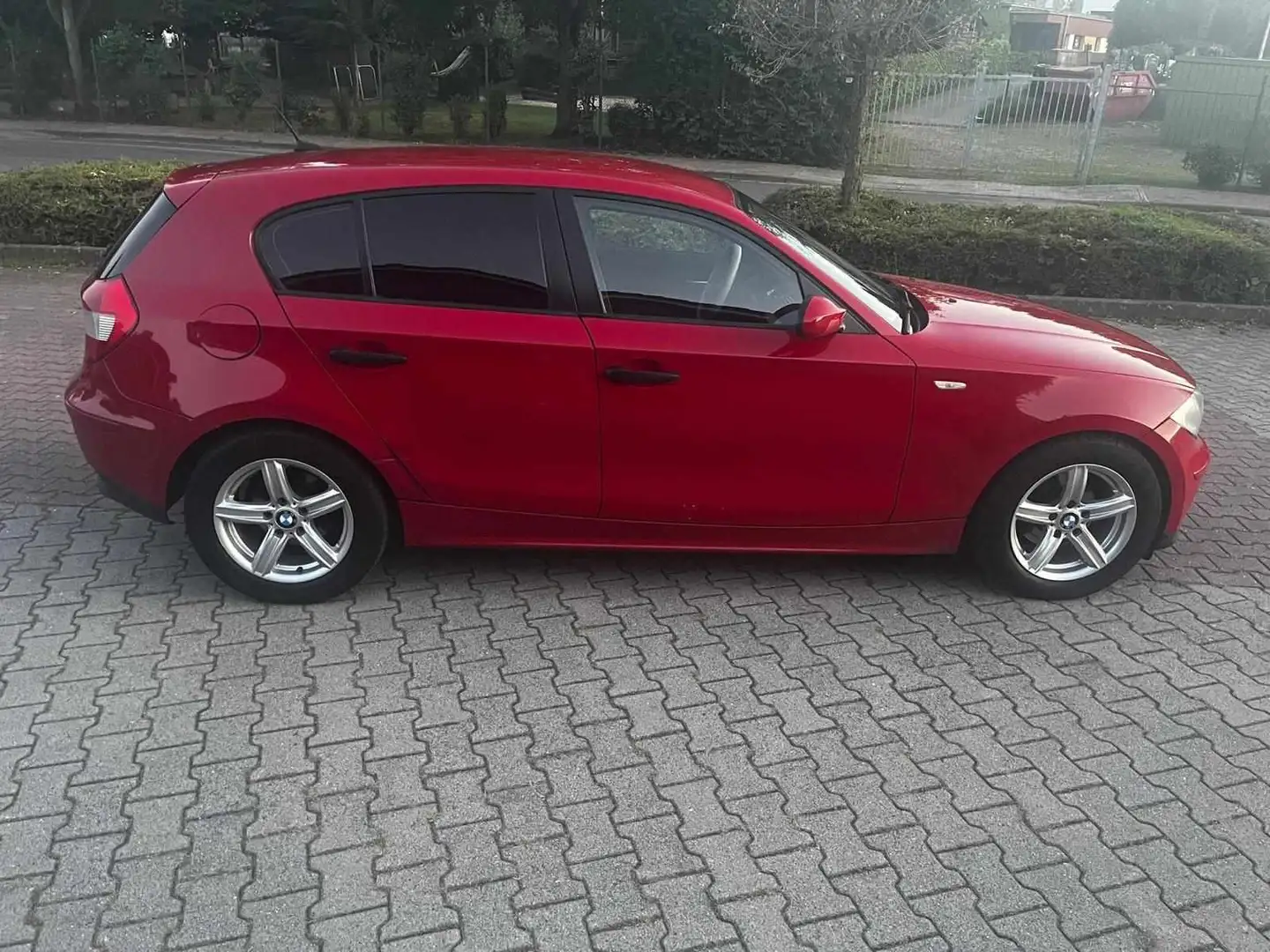 BMW 118 118 d Rouge - 1