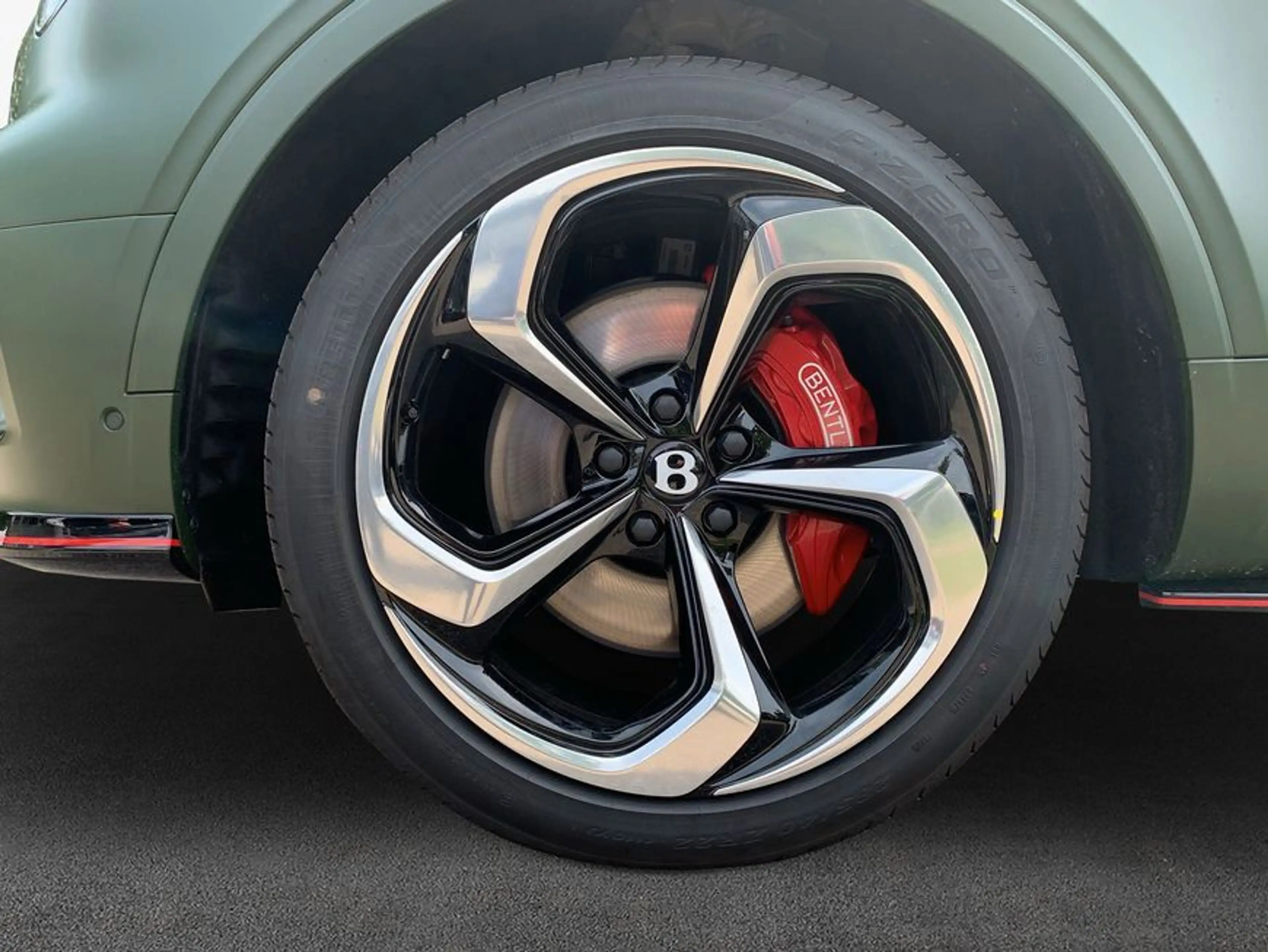 Bentley Bentayga New Bentayga V8 S Black Edition — photo 6