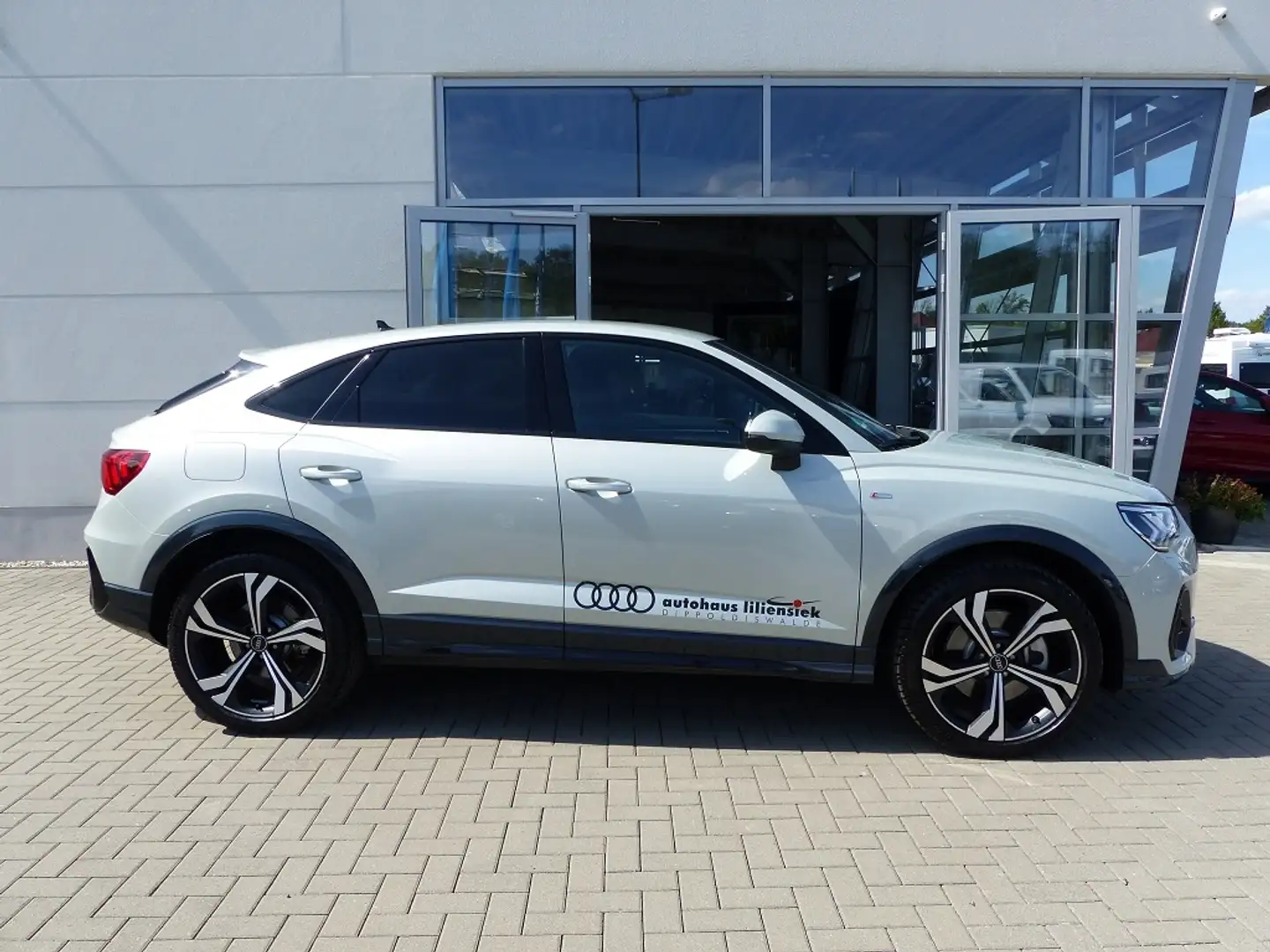 Audi Q3 Sportback 40 TFSI quattro S-tronic S line *LED*PD Silber - 2