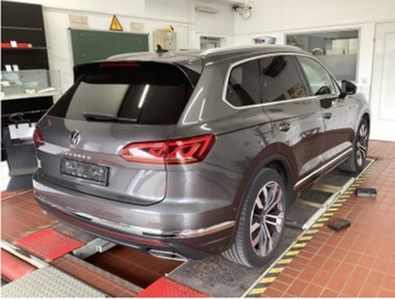 Volkswagen Touareg 3.0 TDI 4Motion Elegance Panorama — photo 2