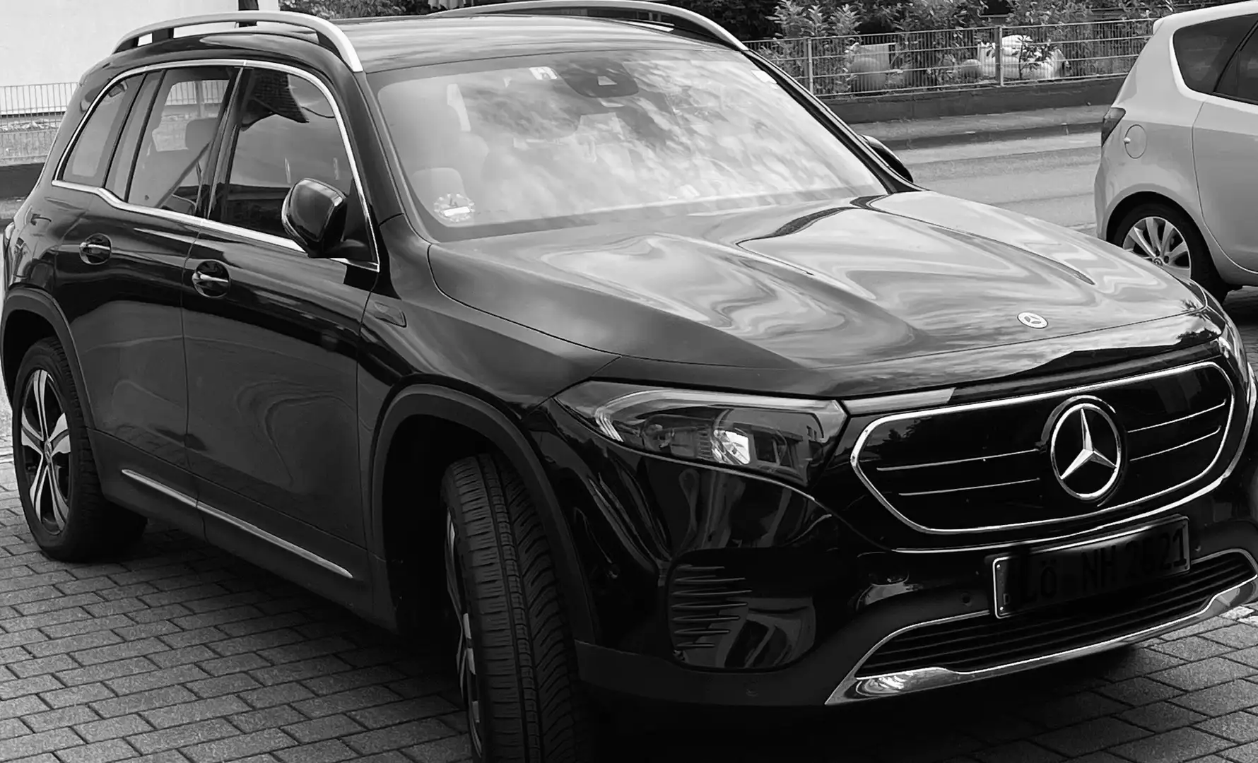 Mercedes-Benz EQB 300 EQB 300 4Matic (243.608) Schwarz - 1