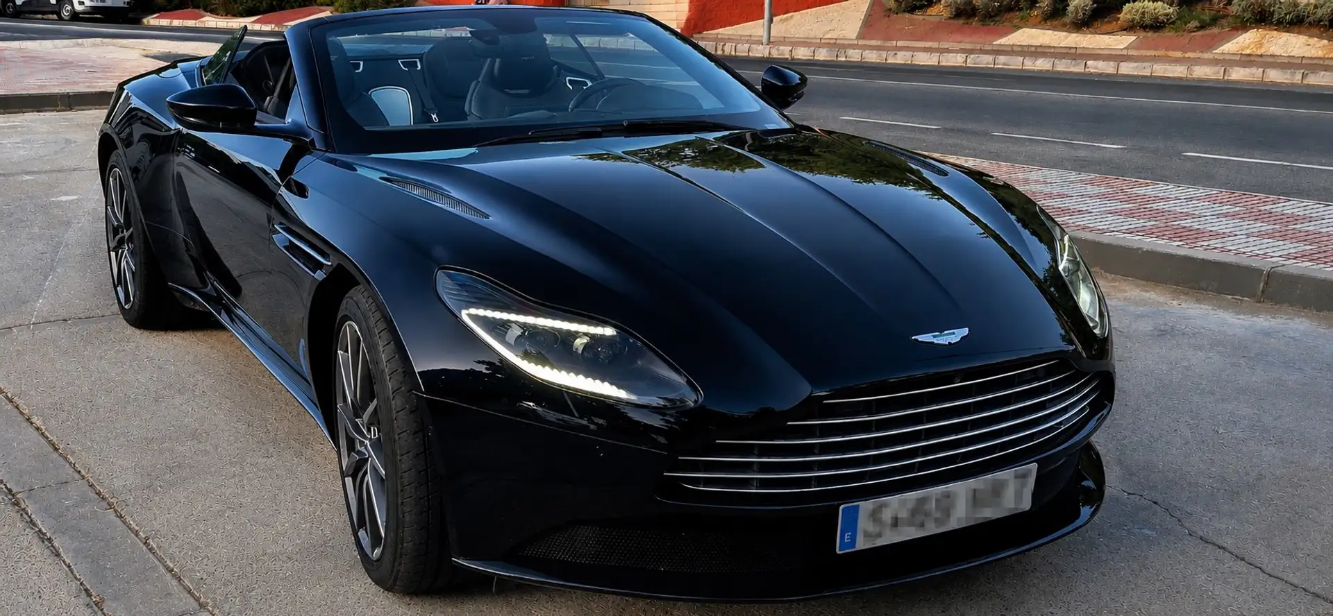 애스턴마틴 DB11 V8 2019 네이비 사진 2