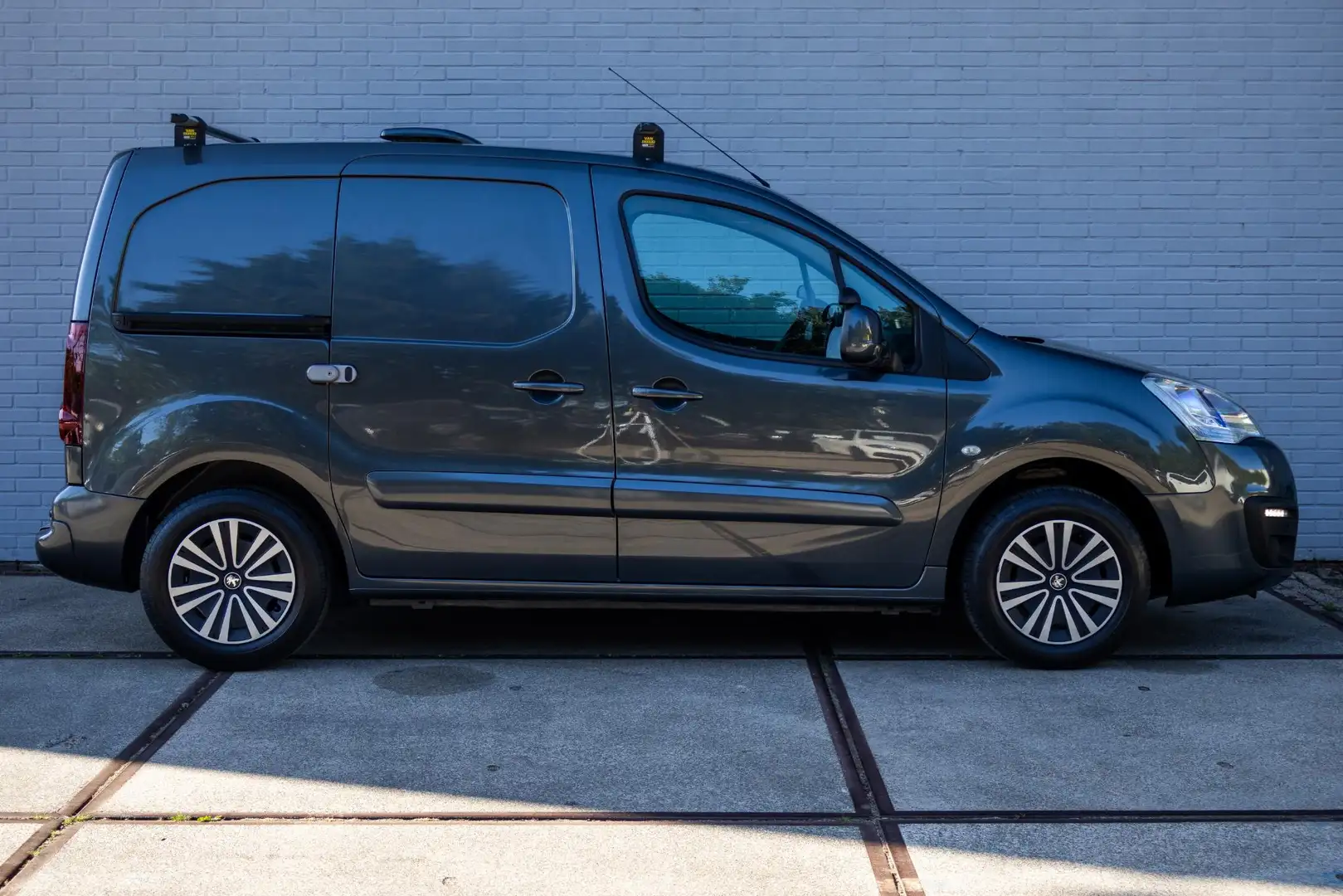 Peugeot Partner 120 1.6 BlueHDi 100 L1 Première S&S Grijs - 2