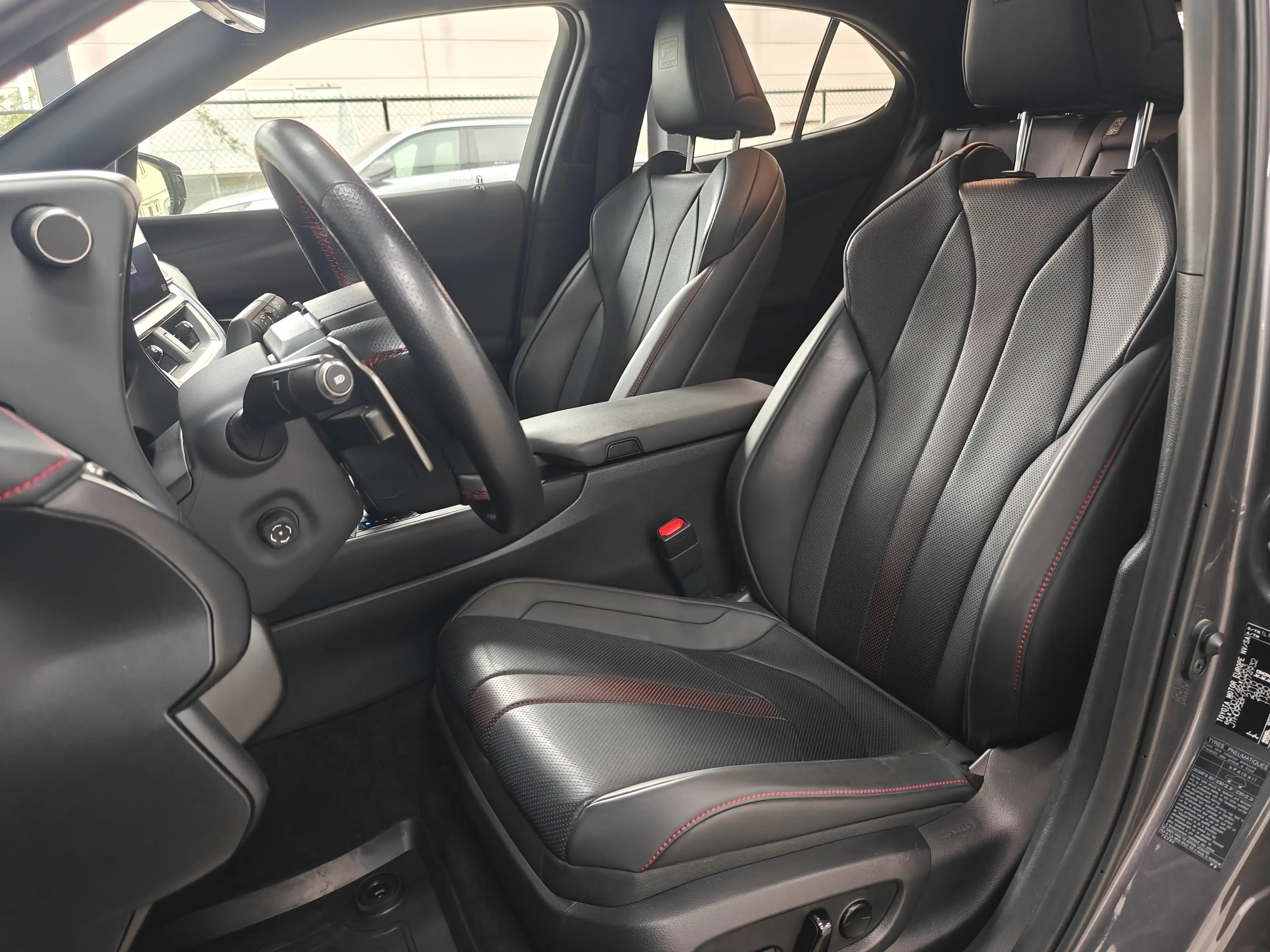 Lexus UX 250h UX 250h (E-FOUR) F SPORT — photo 11