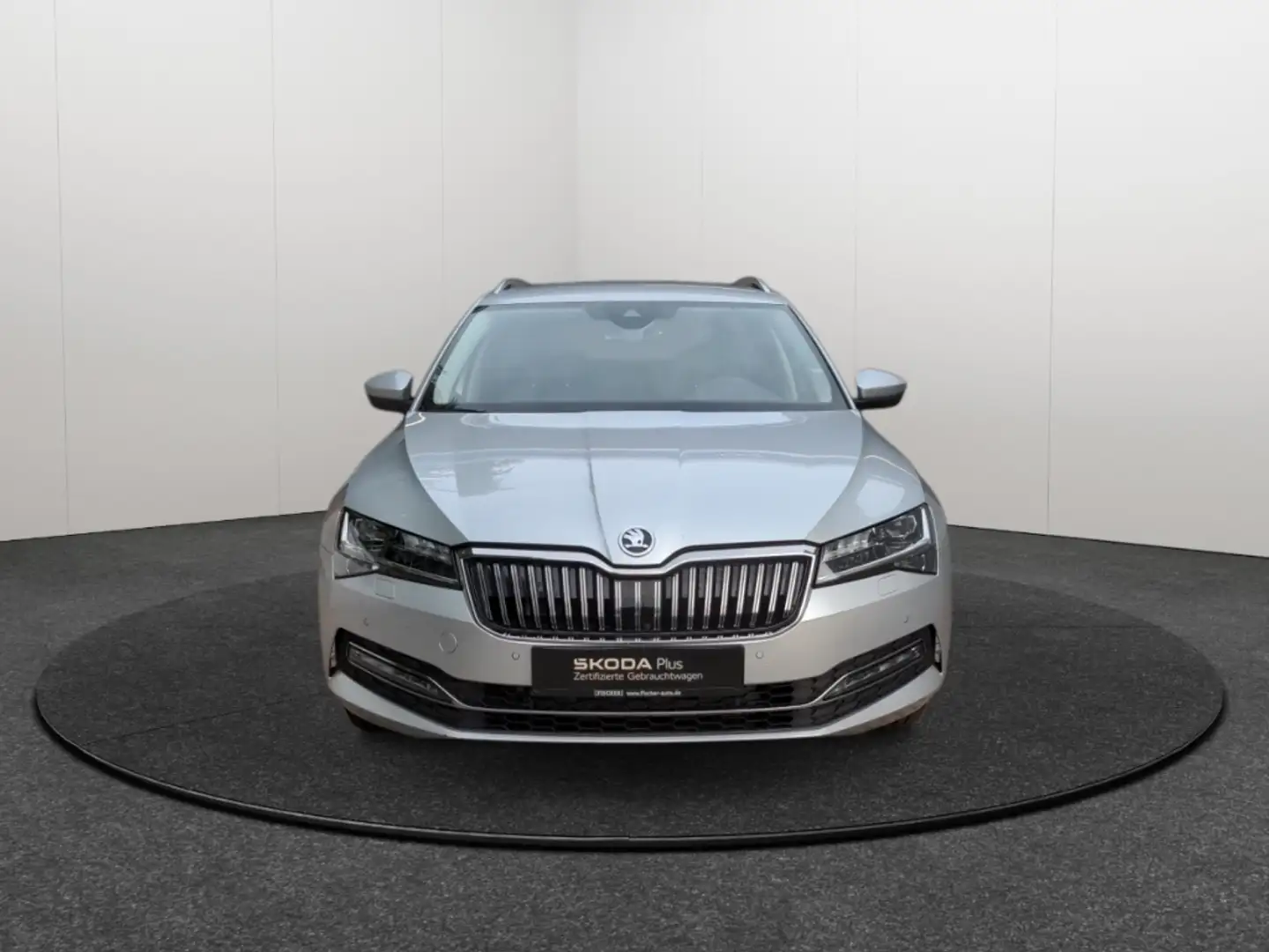 Skoda Superb Combi 2.0TDI DSG Style Matrix AHK Navi 360° ACC SH Silber - 2