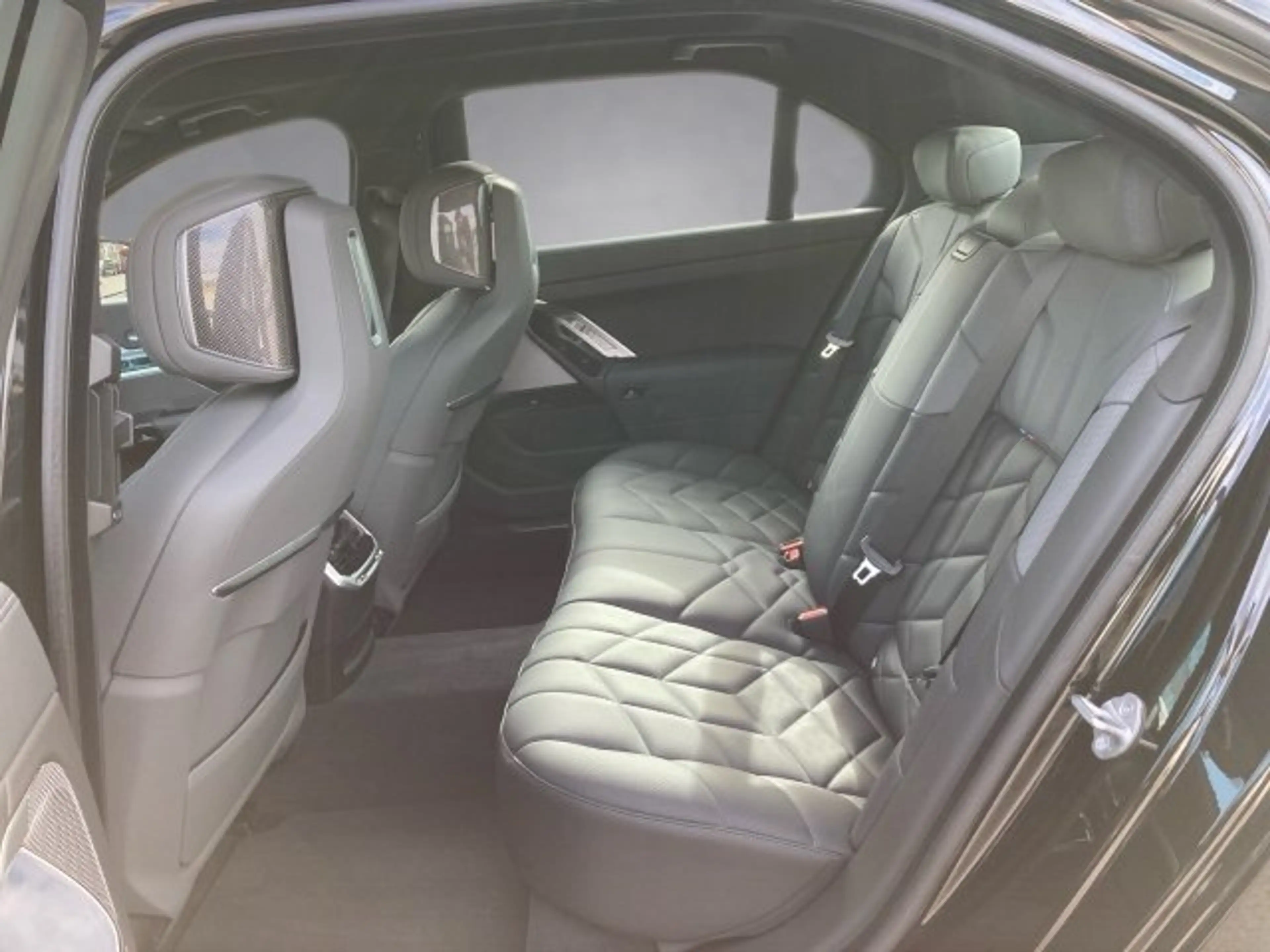 BMW 760 M760e xDrive Limousi — photo 12