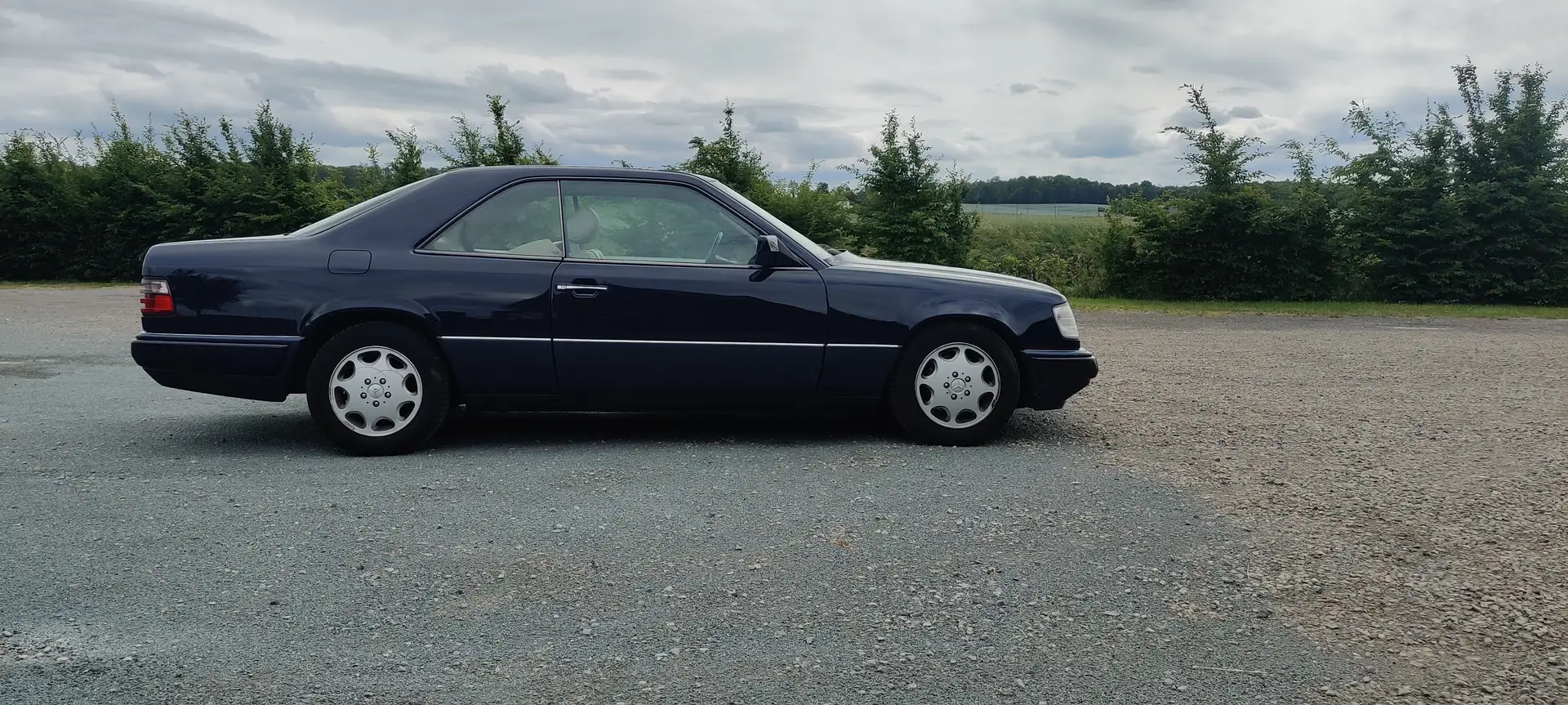 Mercedes-Benz E 320 Coupé Blau - 2