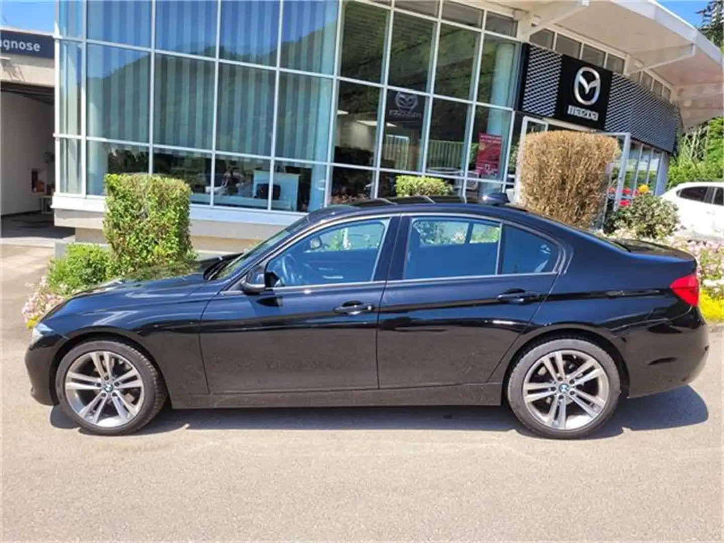 BMW 330 i xDrive Sport Line Aut. Schwarz - 2