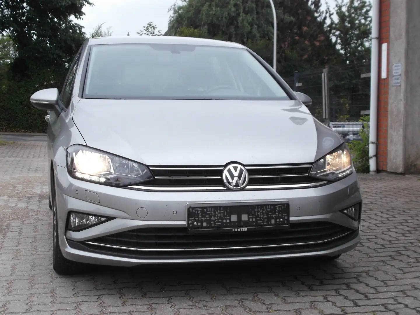 Volkswagen Golf Sportsvan Comfortline inkl. 1Jahr Garantie Gris - 1