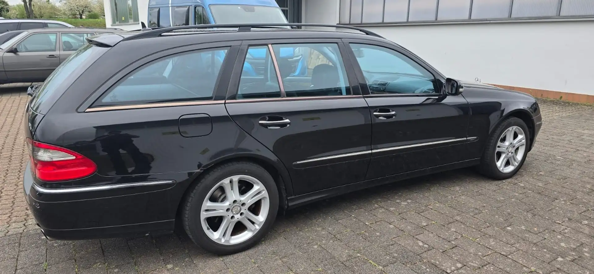 Mercedes-Benz E 280 E 280 T 4Matic Automatik Avantgarde BusinessEDITIO Negru - 2
