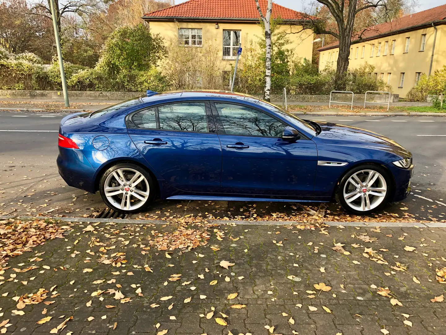 Jaguar XE XE 25t R-Sport Blau - 2