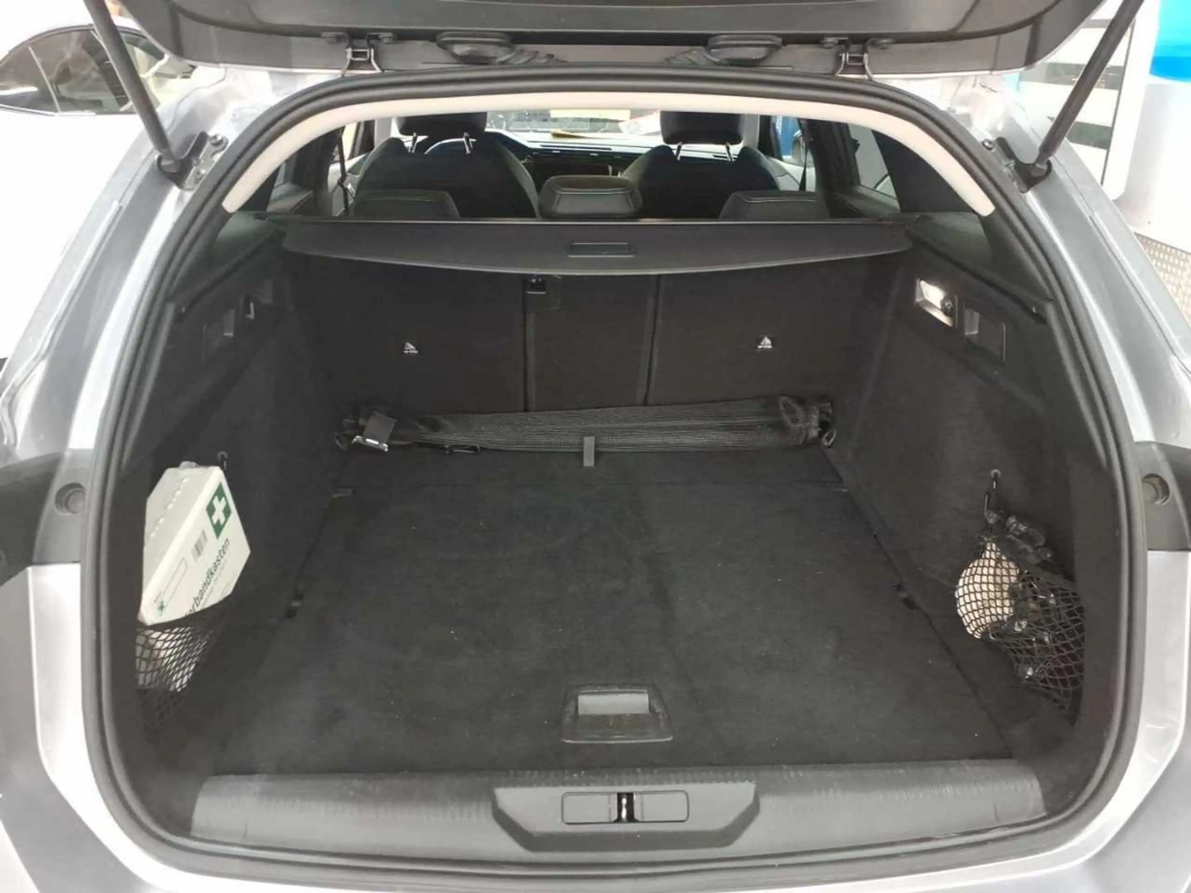 Peugeot 308 1.5 BlueHDi 130 SW Allure AHK Key LED Lane — photo 13