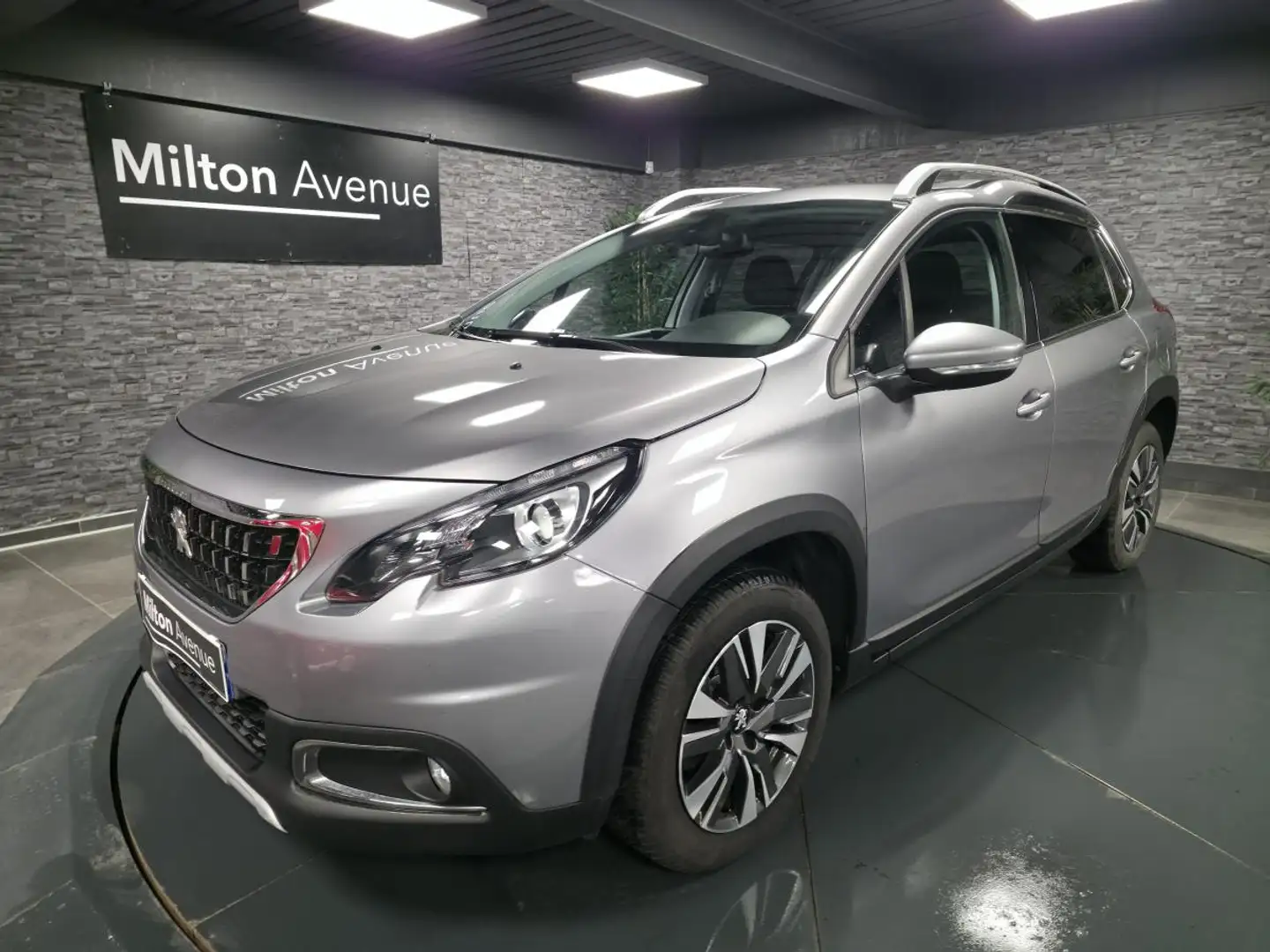 Peugeot 2008 1.5 BlueHDi S\u0026S 120 Allure Gris - 1