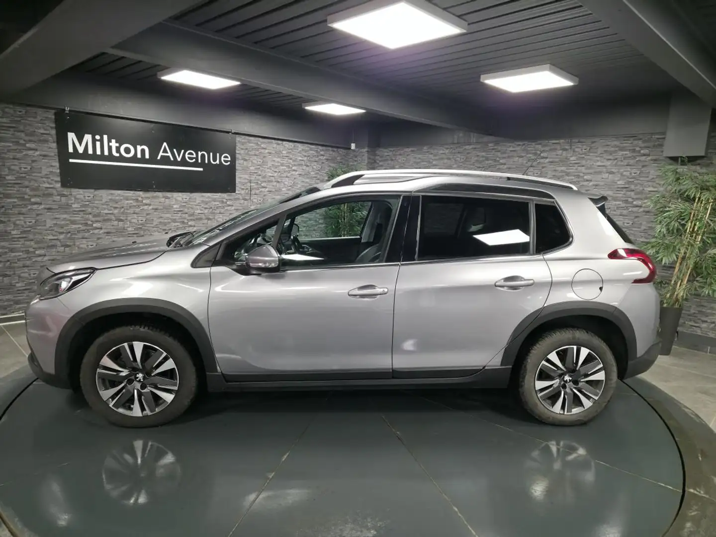 Peugeot 2008 1.5 BlueHDi S\u0026S 120 Allure Gris - 2