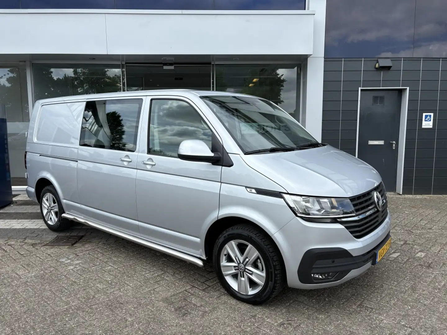 Volkswagen Transporter 2.0 TDI L2H1 DC NW MODEL Grijs - 2