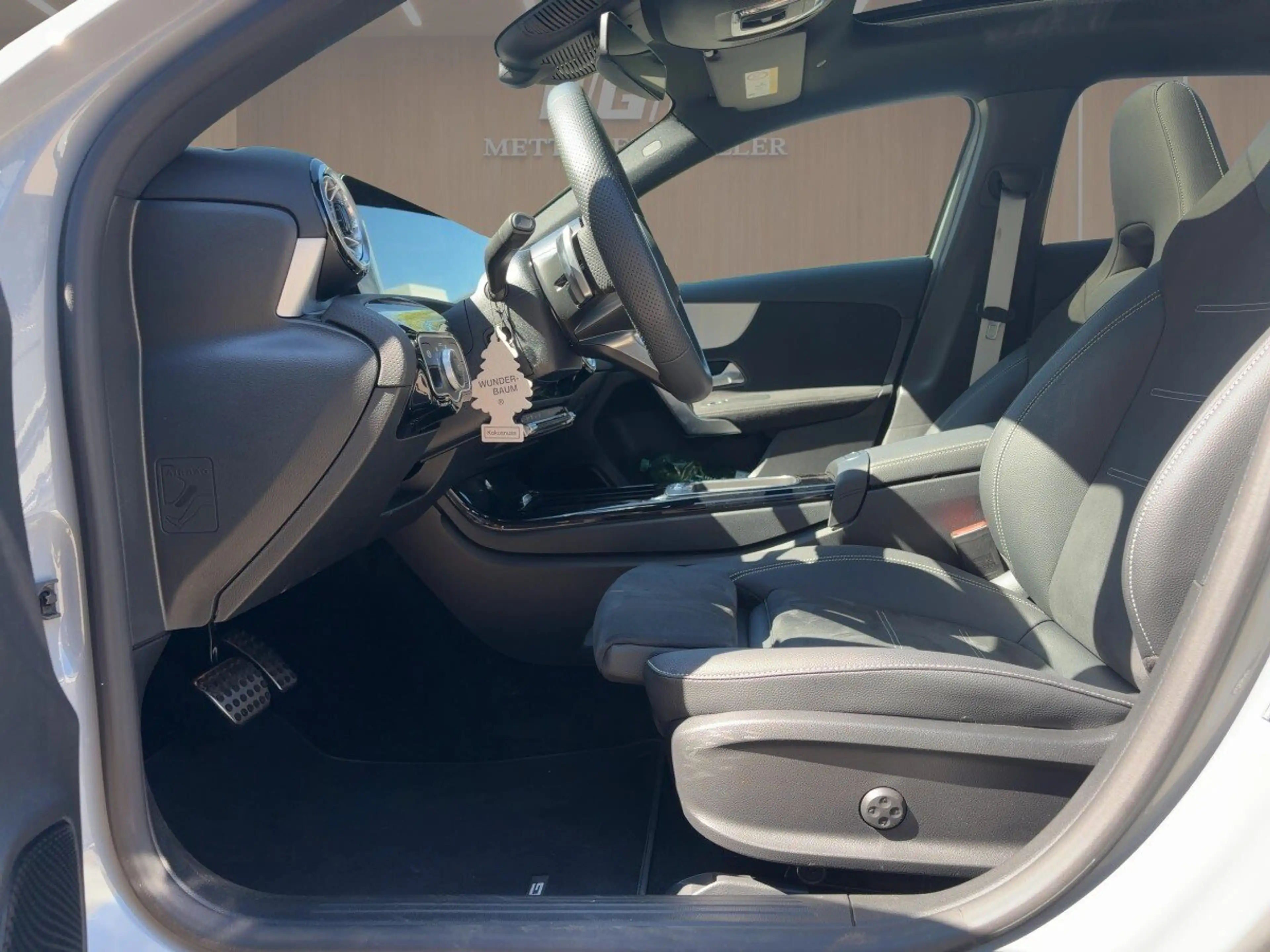 Mercedes-Benz A 200 A 200 AMG-Line/Amb./LED/Pano/Keyless/Night/MBUX. — photo 6