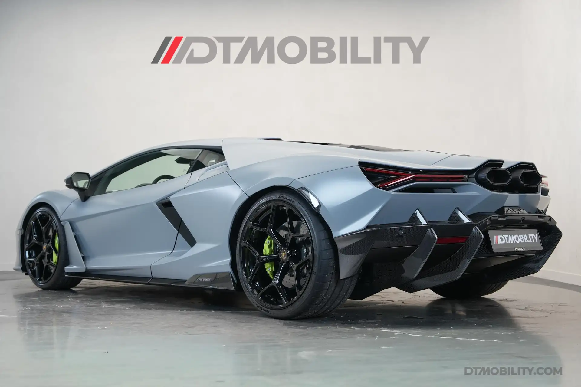 람보르기니 레부엘토 6.5 Plug-in Hybrid 2024 화이트 사진 3