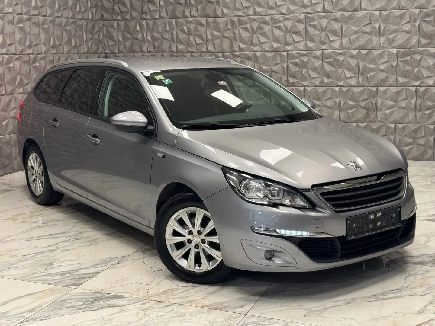 Peugeot 308 SW Active BlueHDi 100 STOP & START Grau - 1