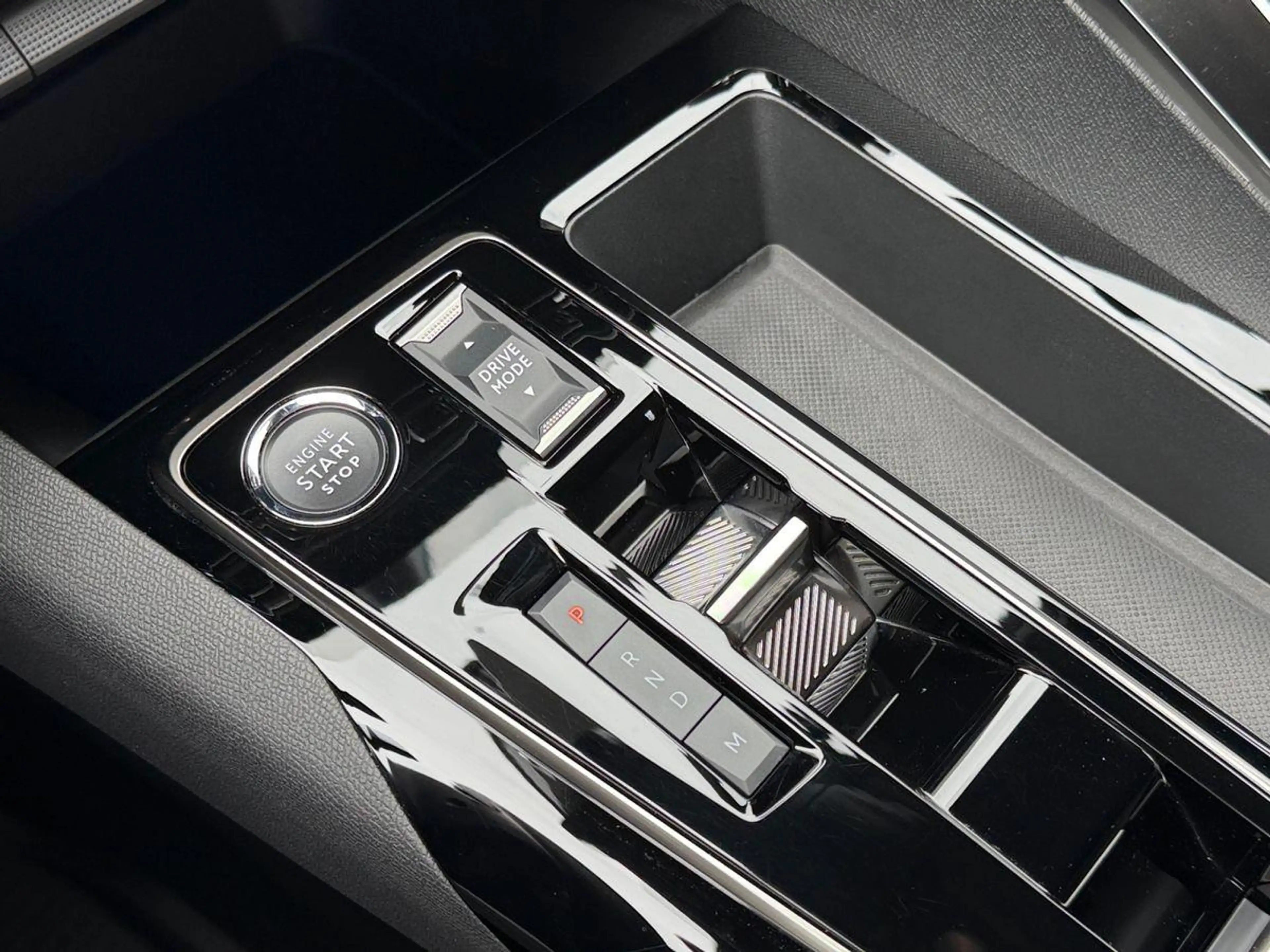 Peugeot 3008 GT Hybrid 136 - LED/NAVI/ACC/KLIMAAUT/KAMERA/PDC — photo 12