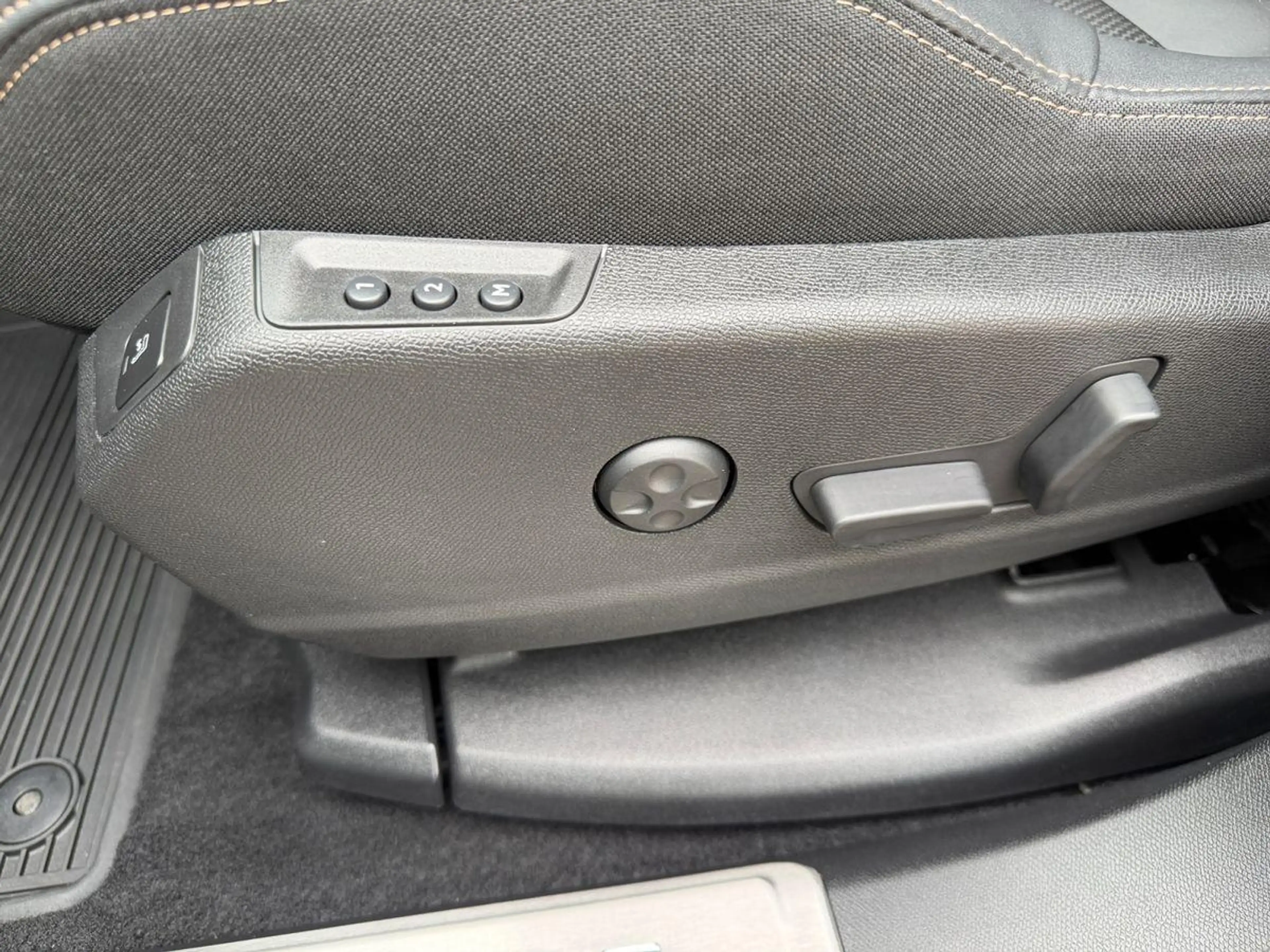 Peugeot 3008 GT Hybrid 136 - LED/NAVI/ACC/KLIMAAUT/KAMERA/PDC — photo 11
