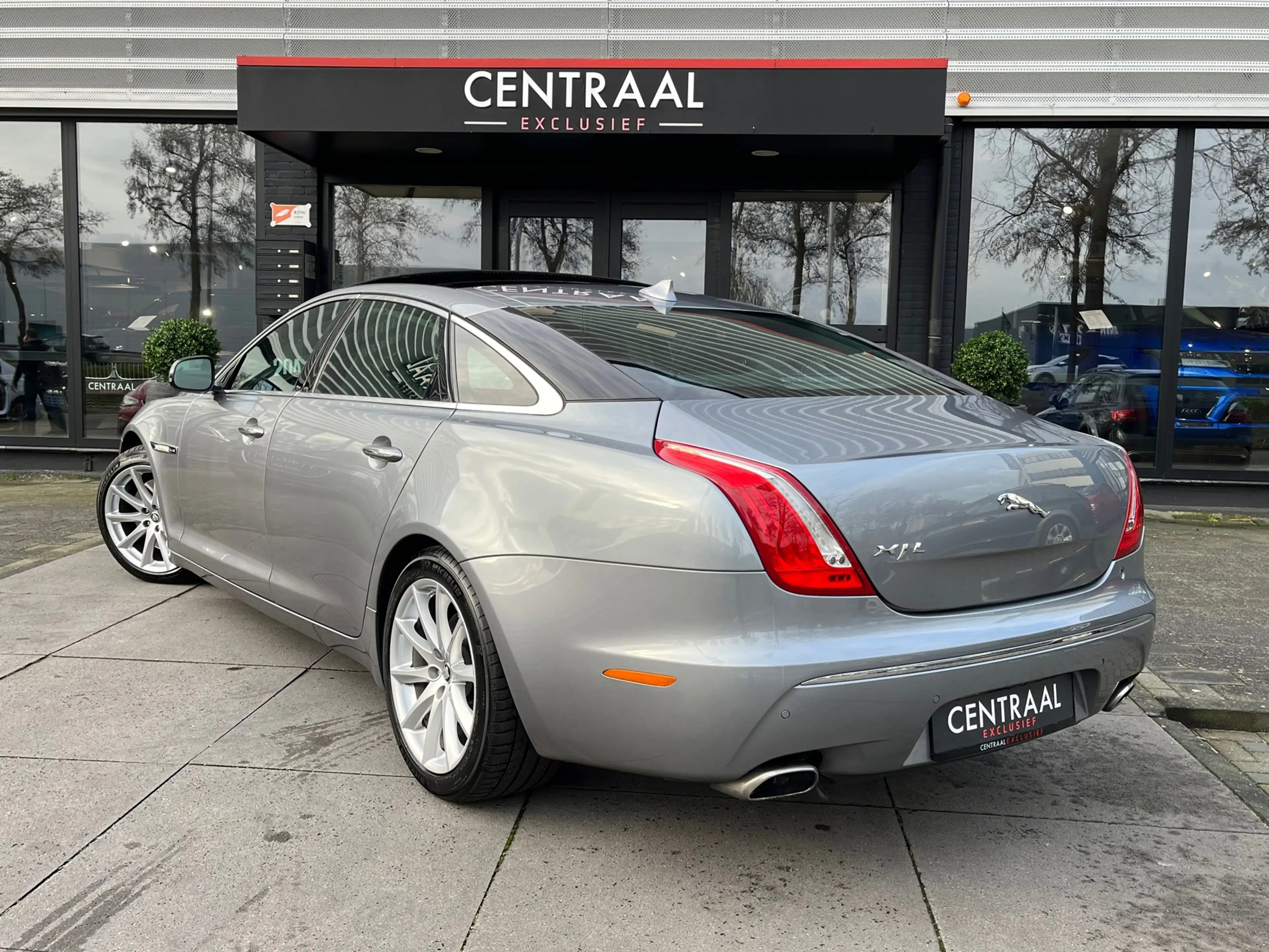 Jaguar XJ 3.0 V6 SC Premium Luxury LWB 340PK Pano I Meridian — photo 6