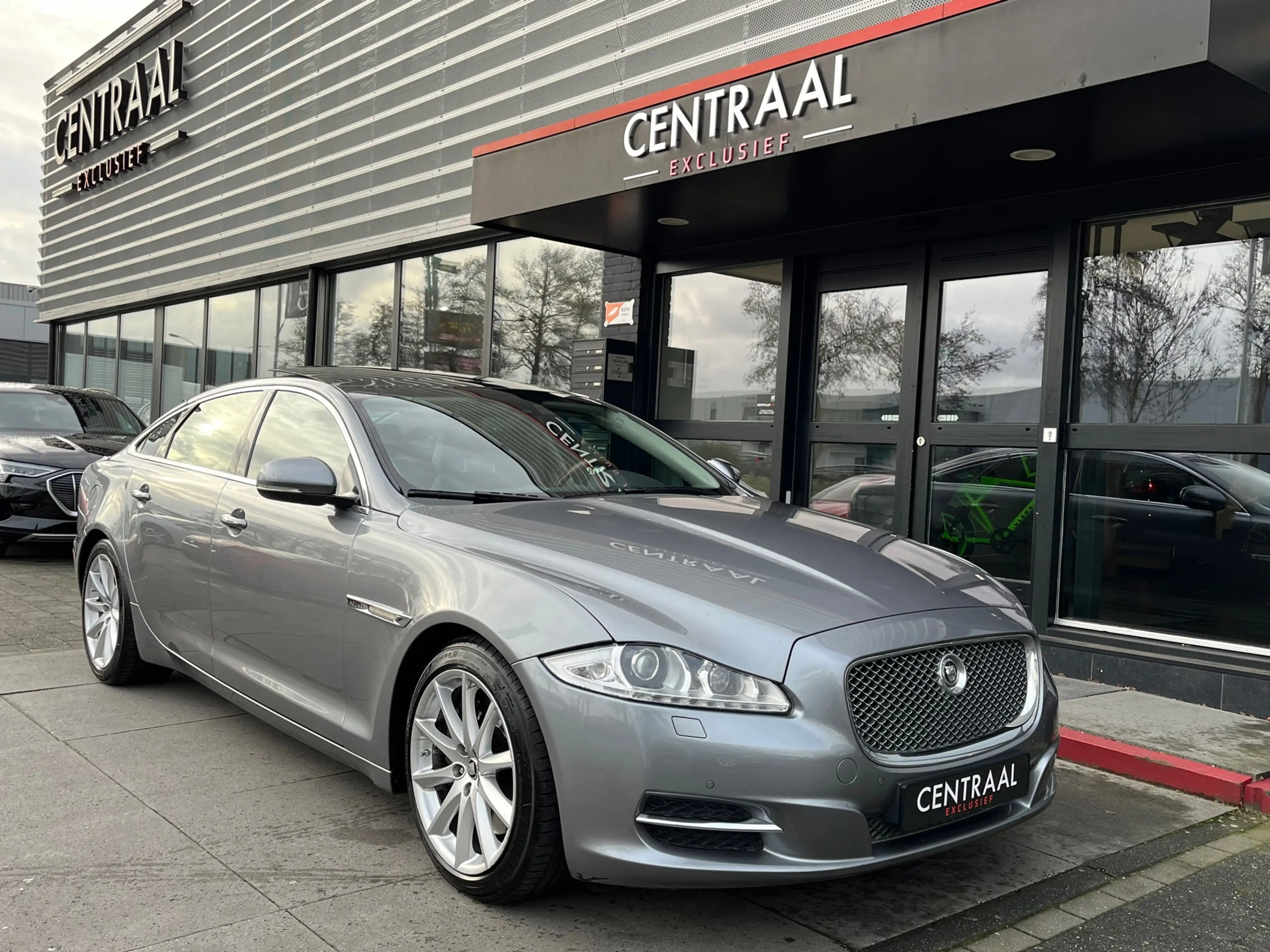 Jaguar XJ 3.0 V6 SC Premium Luxury LWB 340PK Pano I Meridian — photo 15