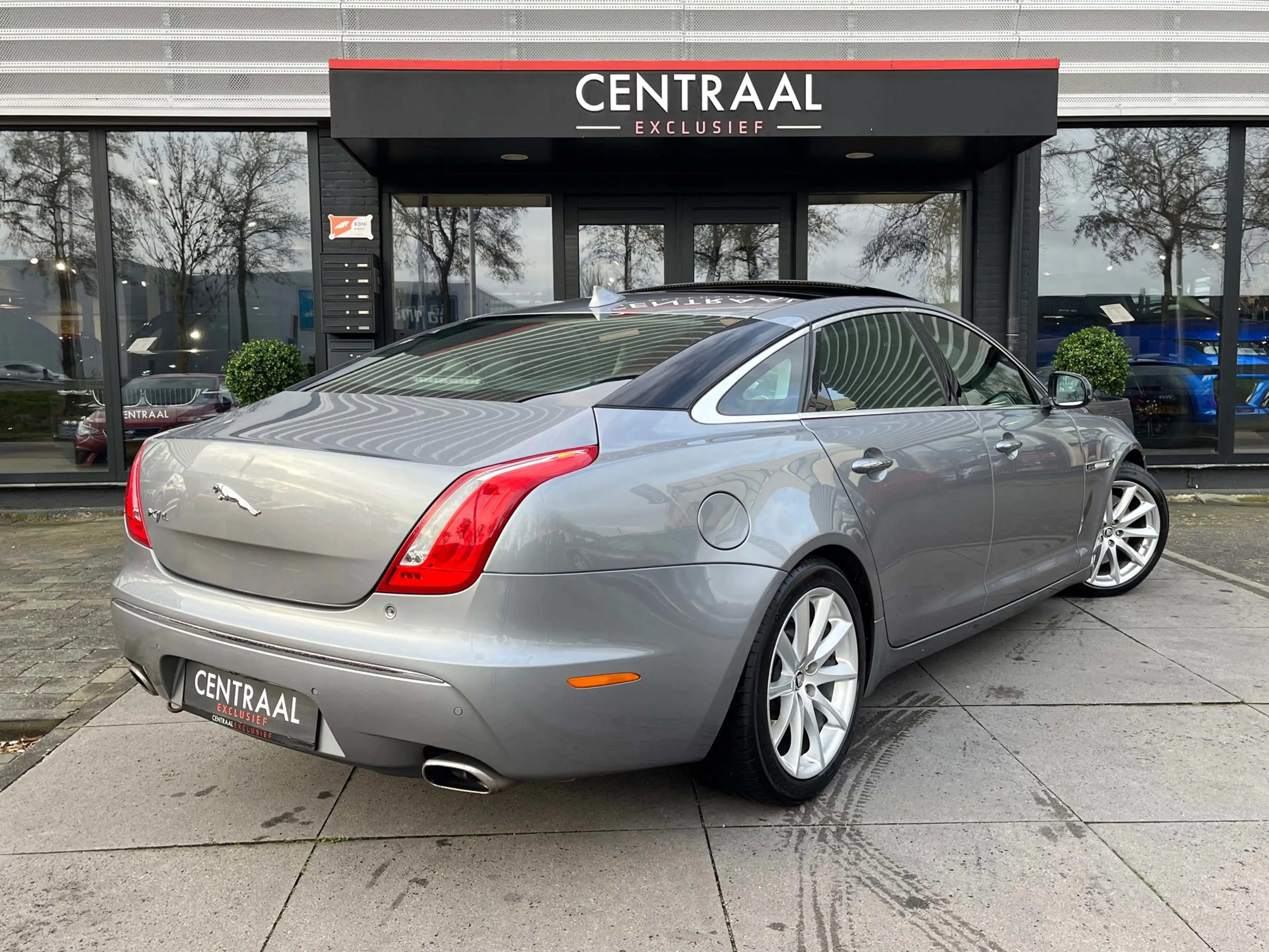 Jaguar XJ 3.0 V6 SC Premium Luxury LWB 340PK Pano I Meridian — photo 4