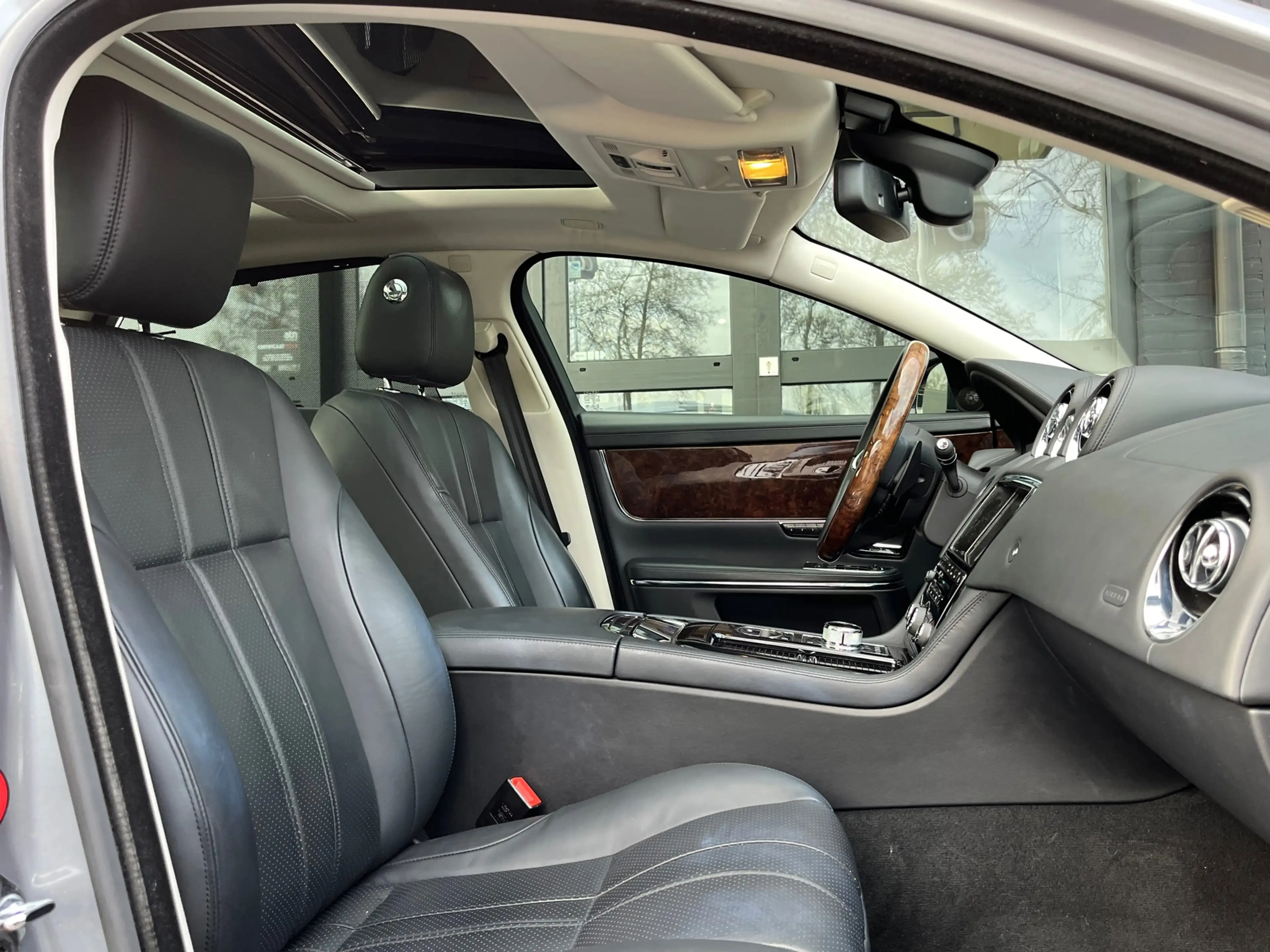 Jaguar XJ 3.0 V6 SC Premium Luxury LWB 340PK Pano I Meridian — photo 8