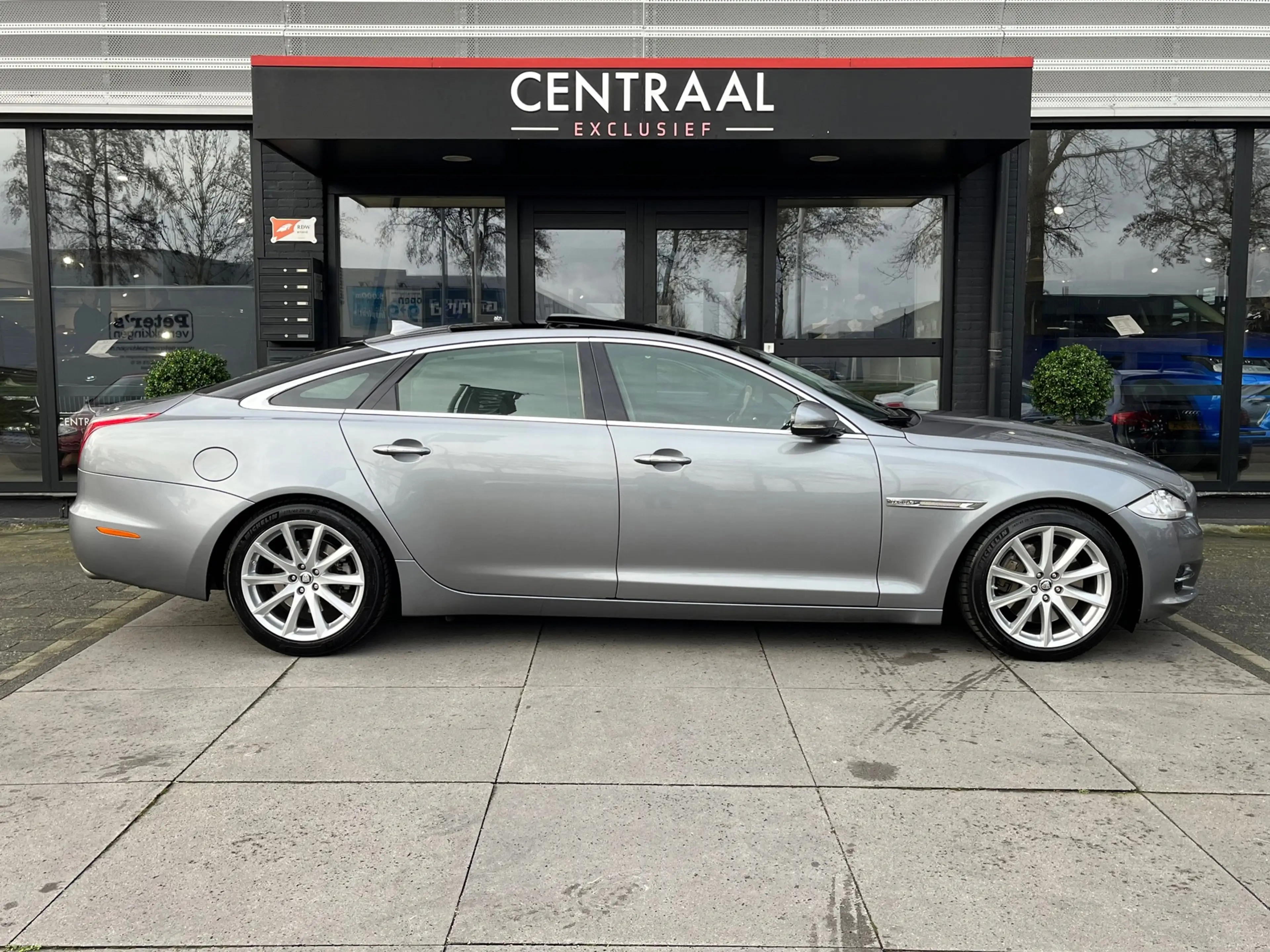 Jaguar XJ 3.0 V6 SC Premium Luxury LWB 340PK Pano I Meridian — photo 11