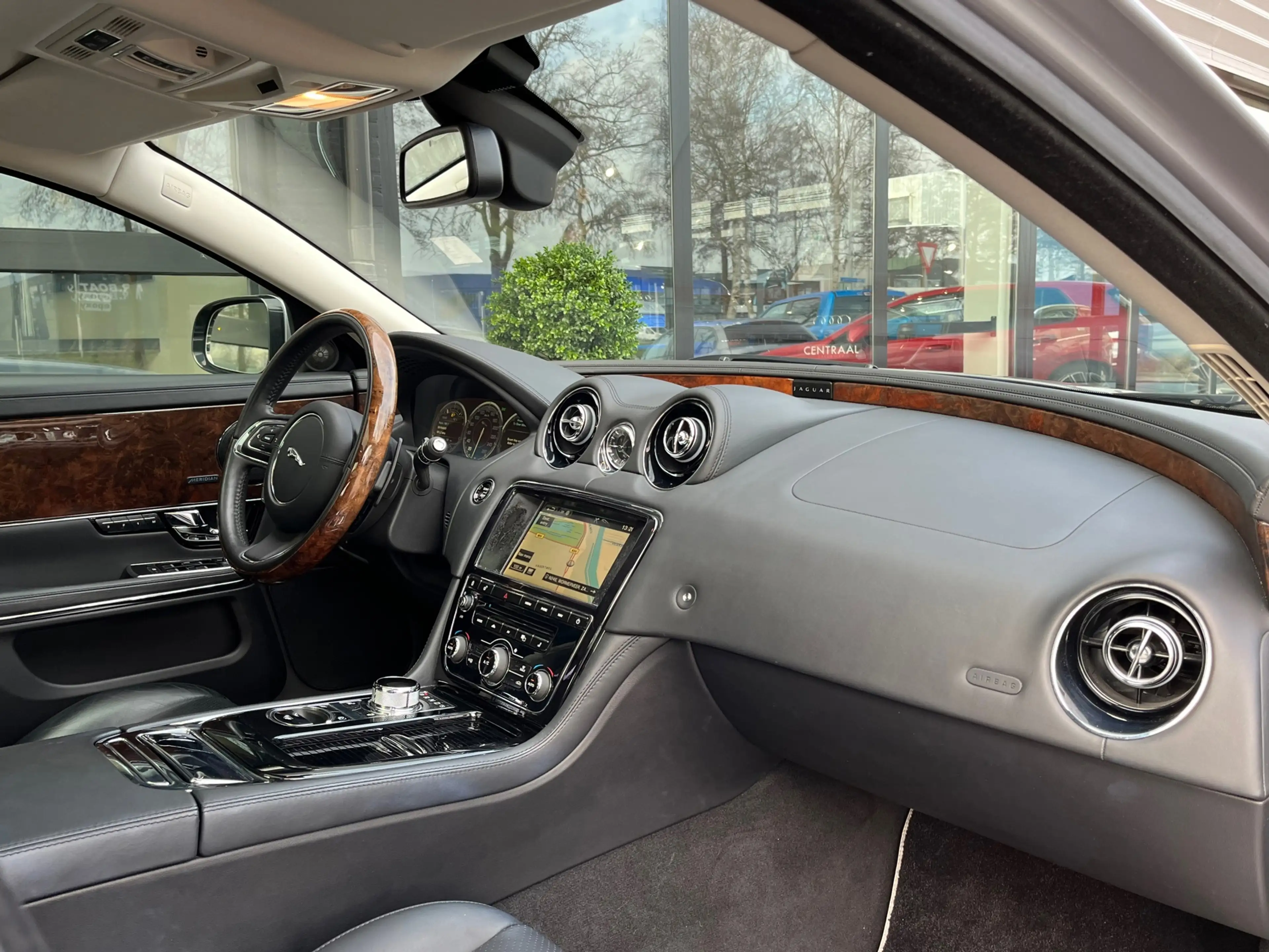 Jaguar XJ 3.0 V6 SC Premium Luxury LWB 340PK Pano I Meridian — photo 7