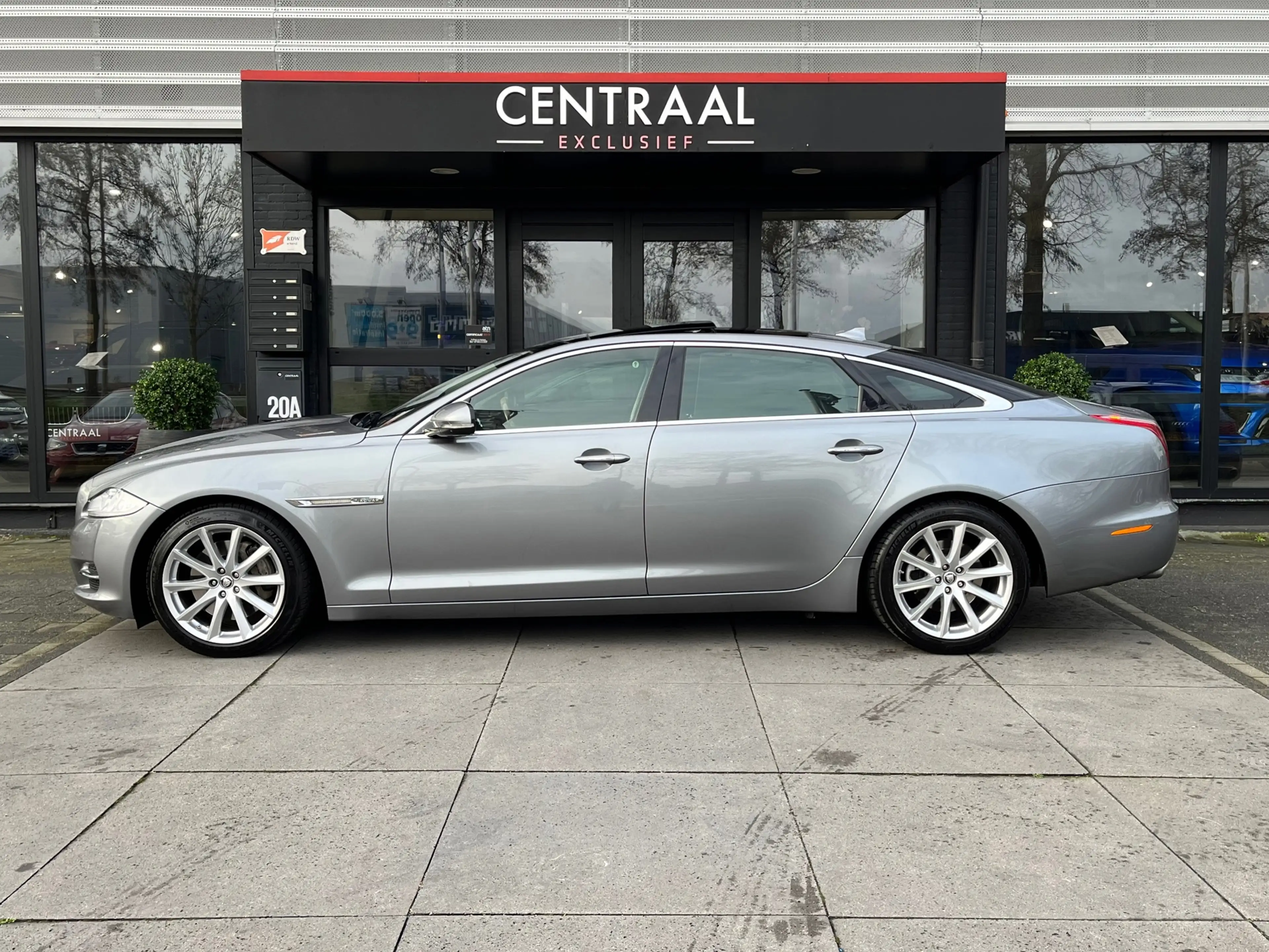 Jaguar XJ 3.0 V6 SC Premium Luxury LWB 340PK Pano I Meridian — photo 10